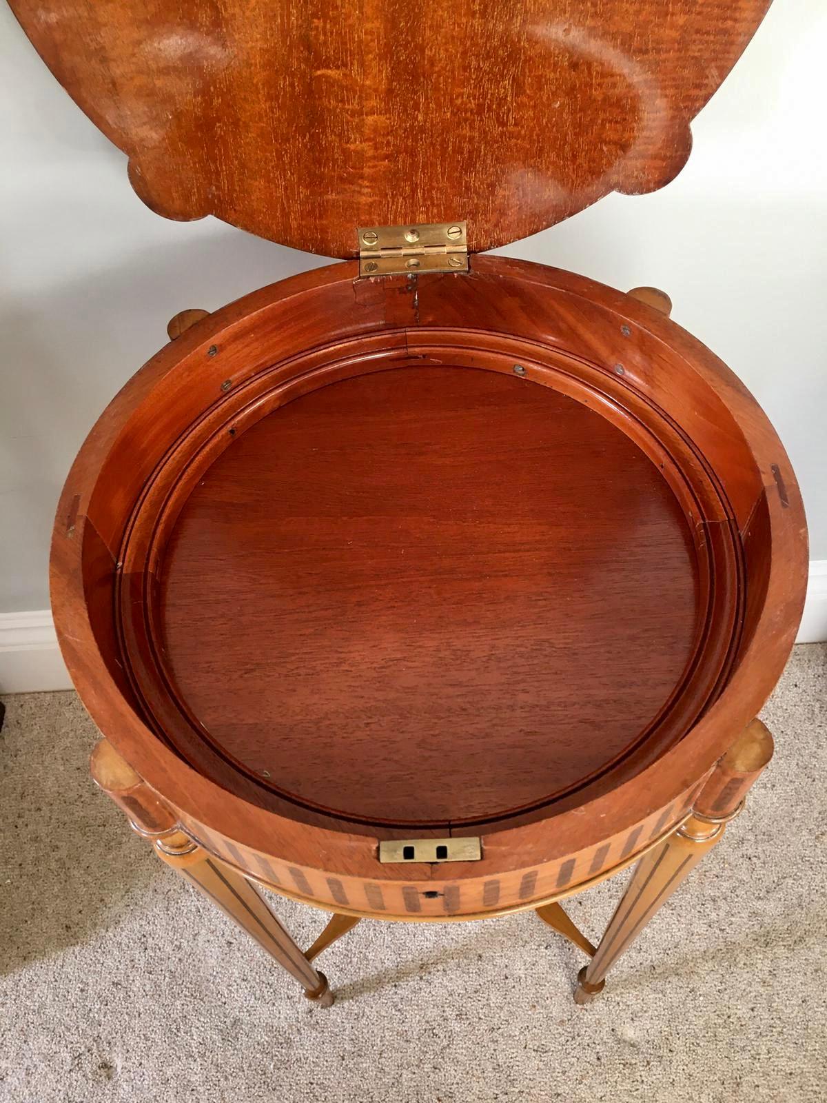 Antiker Tisch mit Intarsien aus Seidenholz in hoher Qualität aus dem 19. Jahrhundert im Angebot 2