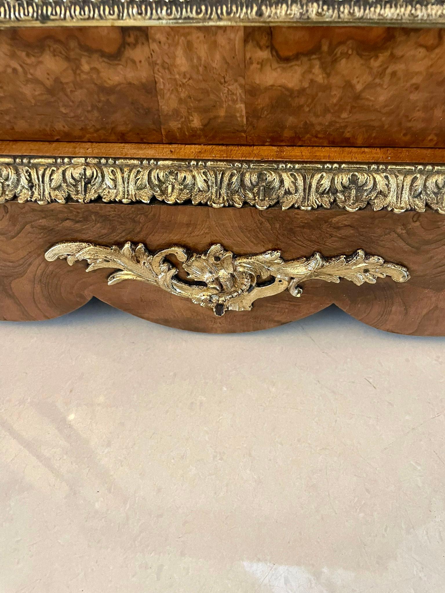 Antiker Vitrinenschrank mit Intarsien aus Wurzelnussholz und Goldbronze in hoher Qualität 4