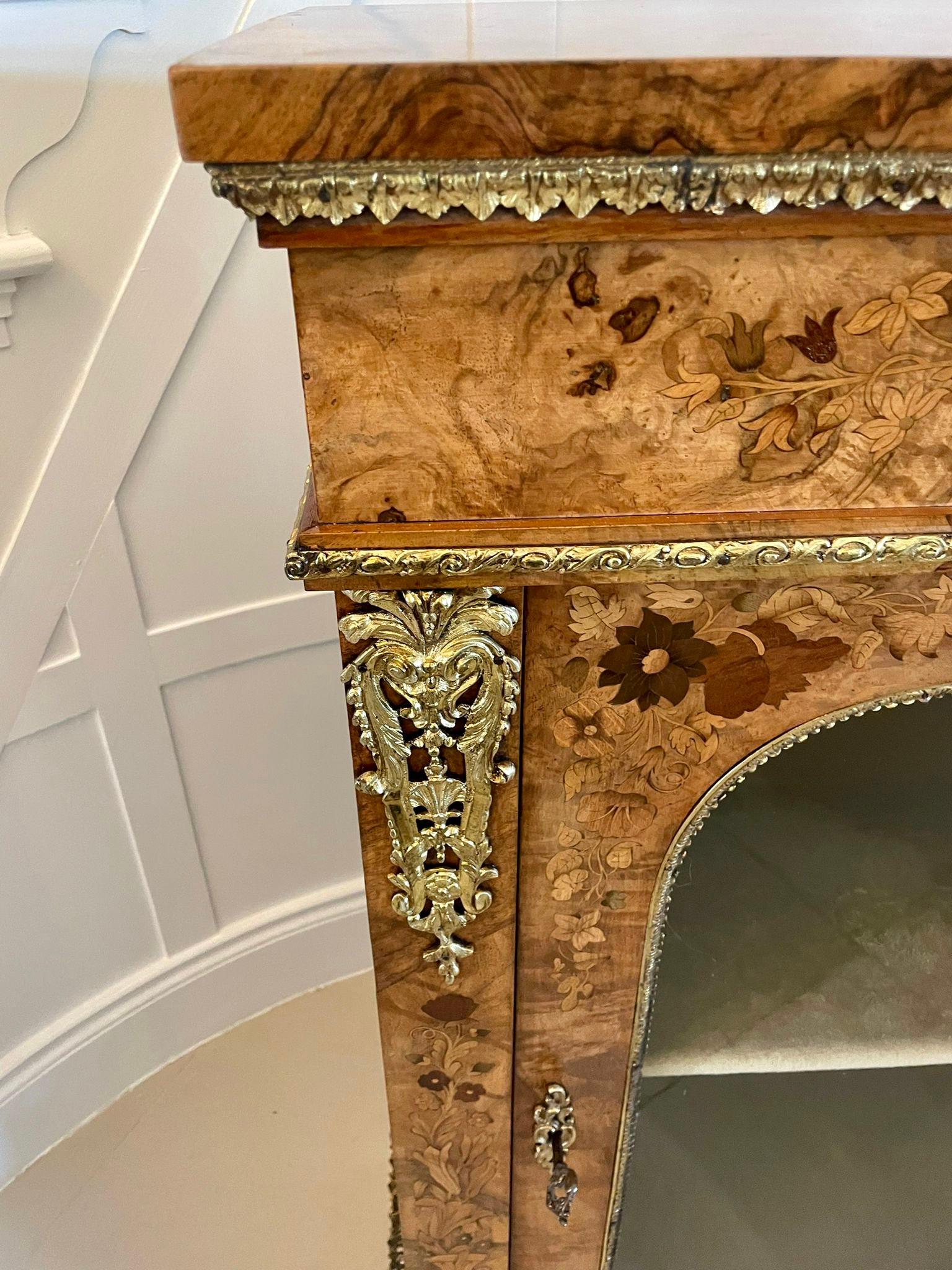 Antiker Vitrinenschrank mit Intarsien aus Wurzelnussholz und Goldbronze in hoher Qualität 7