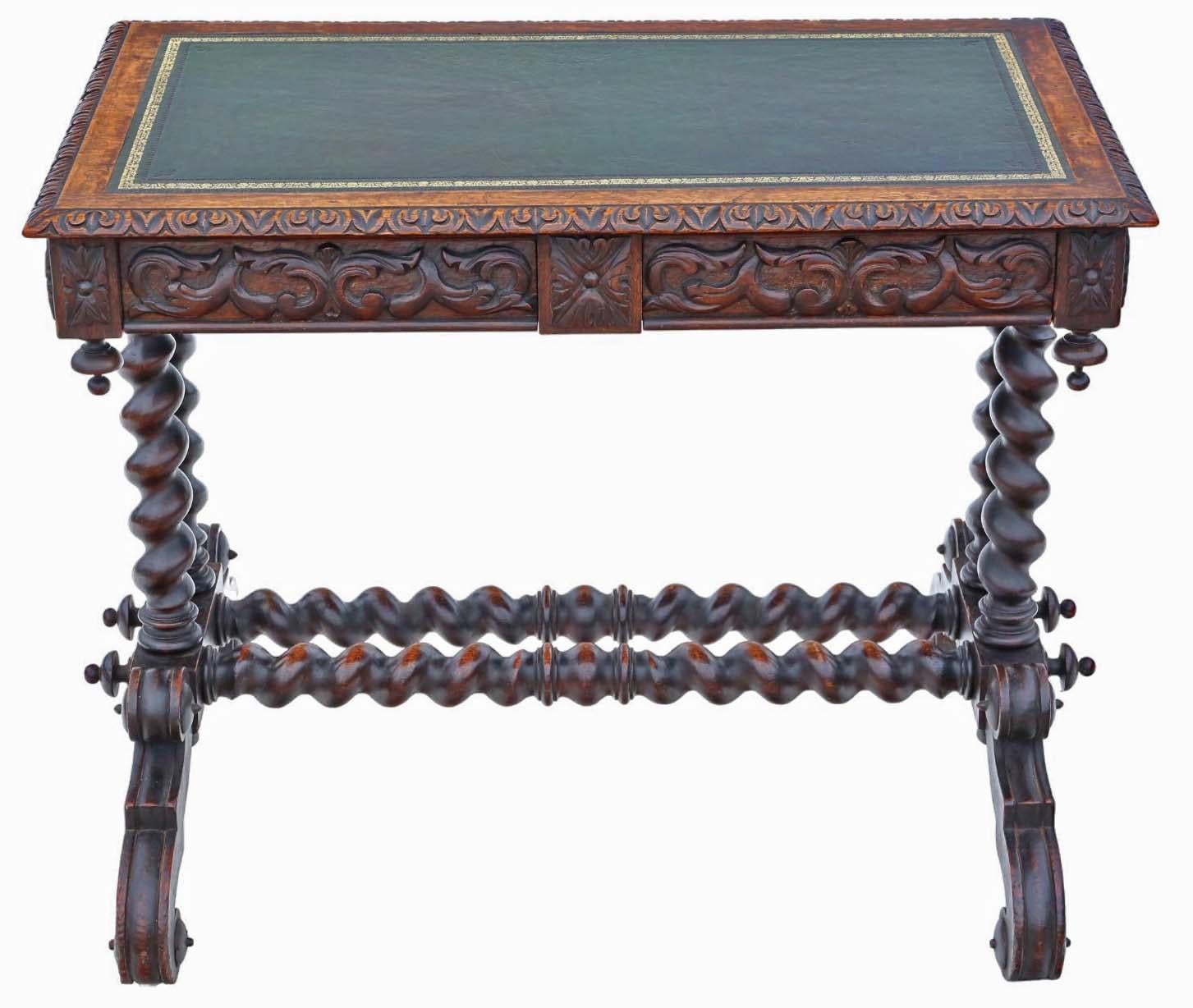 Voici une table à écrire en chêne sculpté de qualité ancienne, datant du 19e siècle, pouvant servir de bureau ou de coiffeuse et présentant un design gothique victorien classique.
Avec son âge et son charme, cette pièce, qui a connu environ 6
