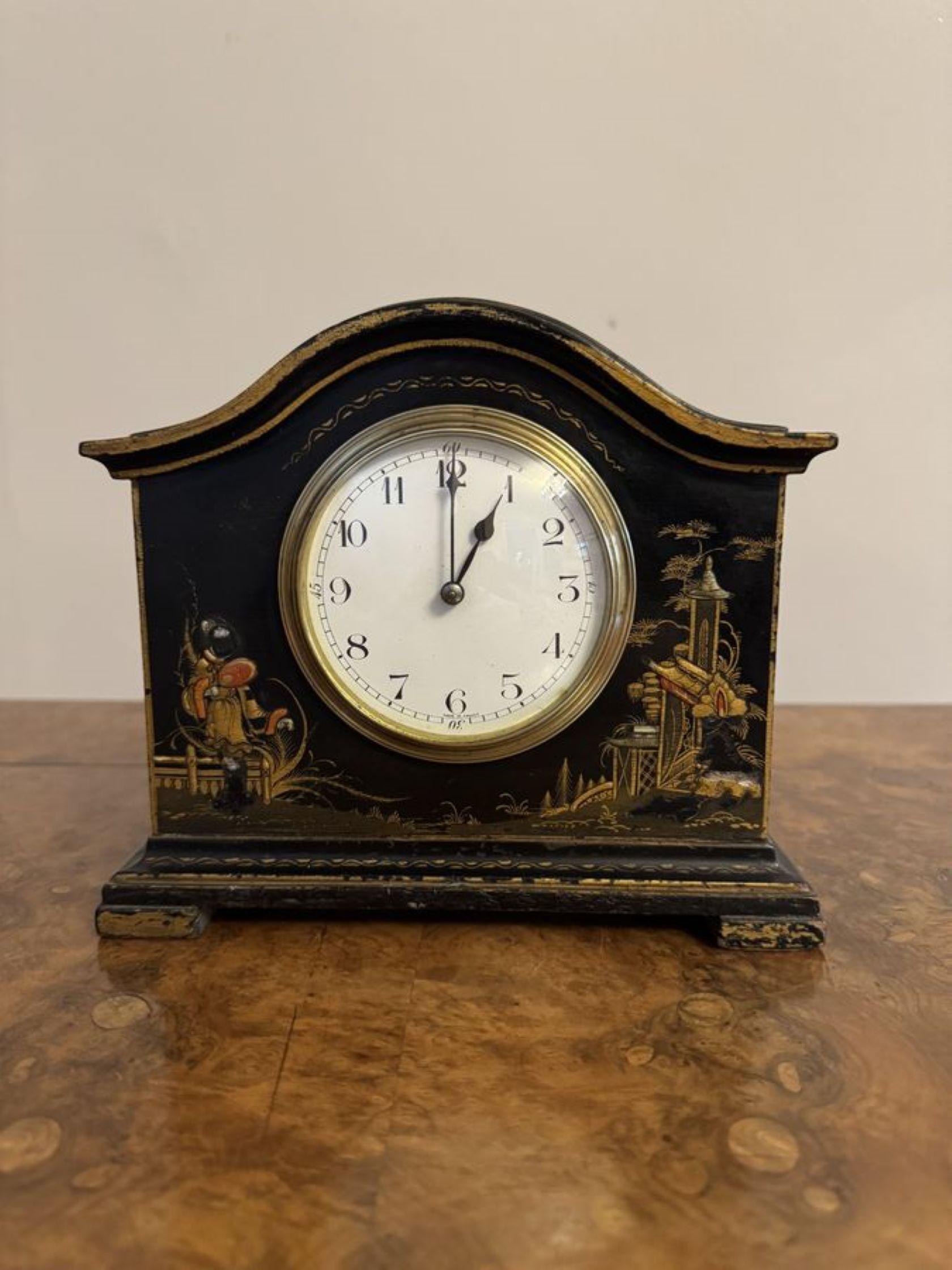 Antiguo reloj eduardiano de sobremesa decorado con chinescos, de gran calidad, con una fantástica decoración de chinescos en toda su superficie, con esfera blanca de porcelana en el centro, bisel de latón y agujas originales, apoyado sobre cuatro