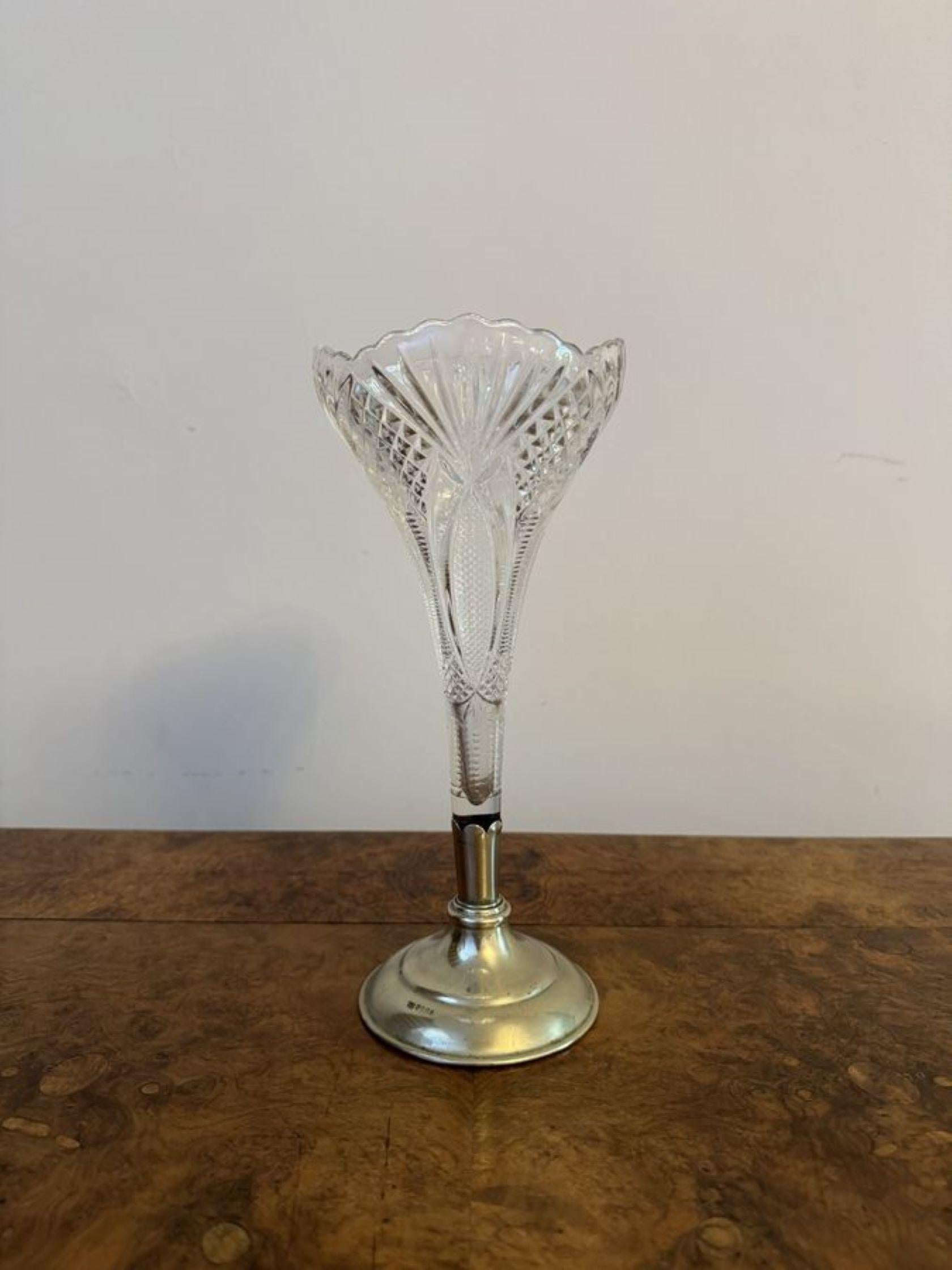 Vaso di vetro tagliato e argento placcato di qualità antica con un corpo in vetro tagliato, una parte superiore sagomata e una base circolare argentata. 

D. 1900