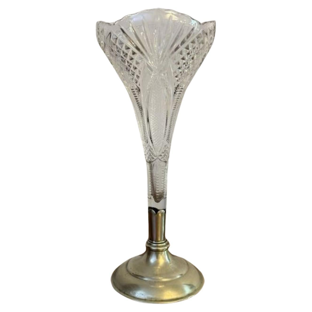 Antiguo jarrón eduardiano de cristal tallado y plateado de gran calidad