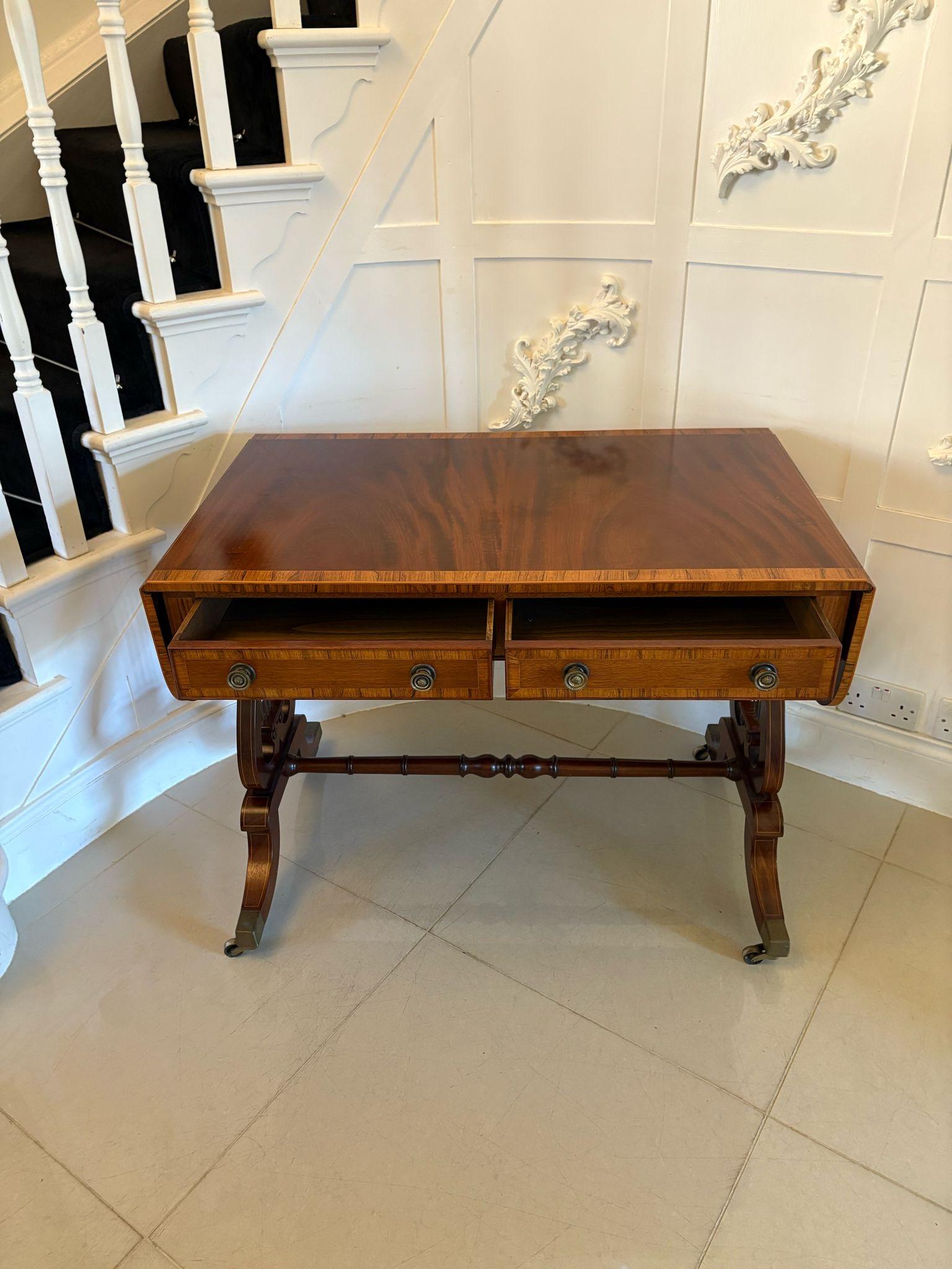 Canapé/table d'appoint en acajou figuré de l'époque édouardienne, de belle qualité, sur pied en vente 4
