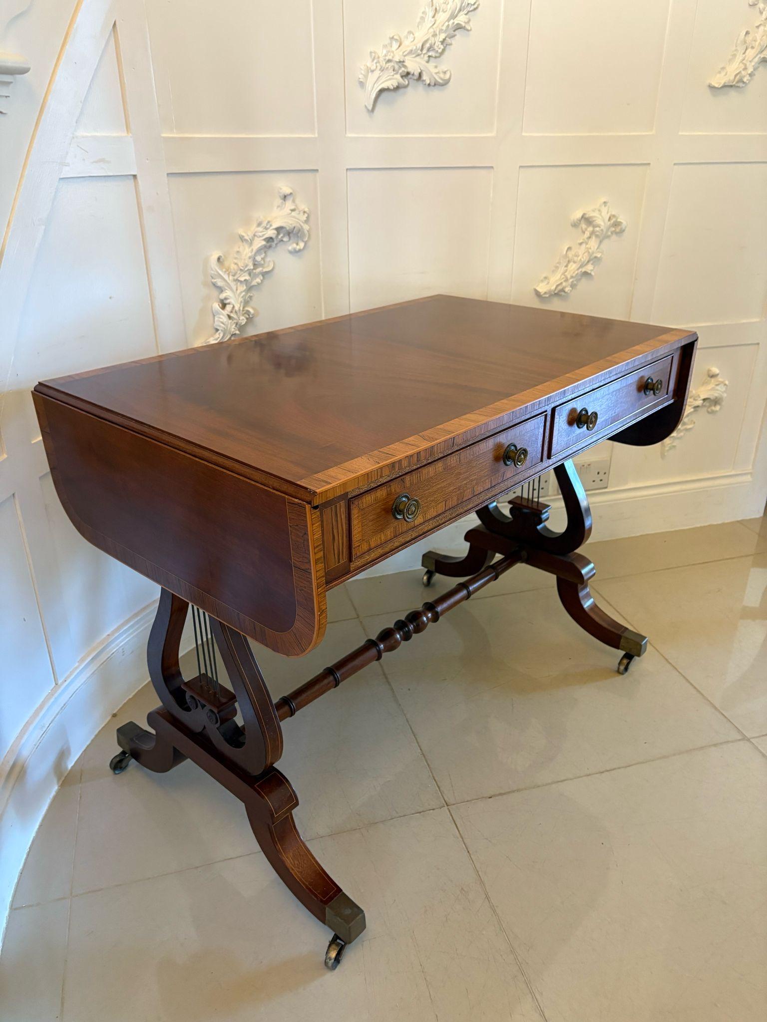Canapé/table d'appoint en acajou figuré de l'époque édouardienne, de belle qualité, sur pied en vente 5