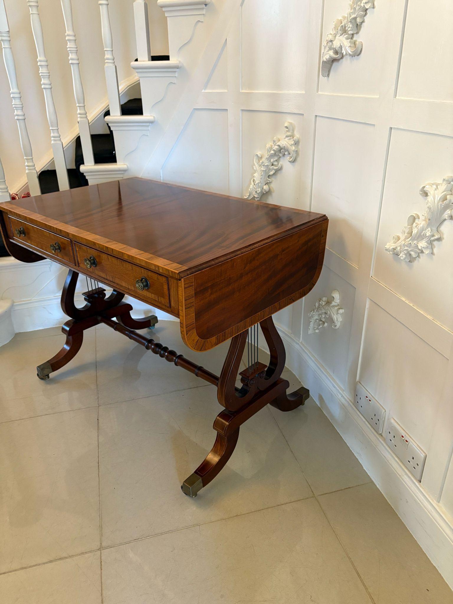 Canapé/table d'appoint en acajou figuré de l'époque édouardienne, de belle qualité, sur pied en vente 6