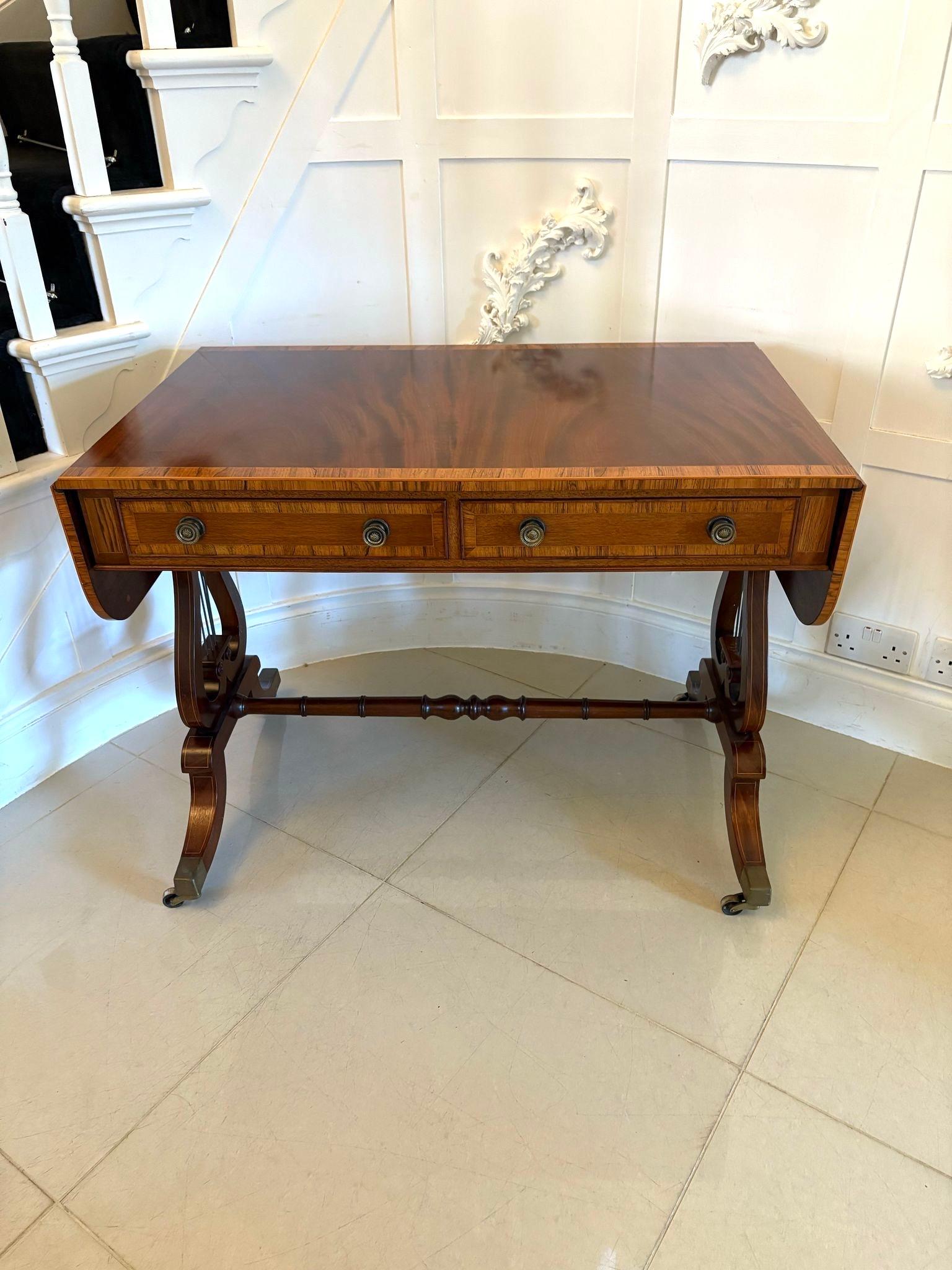 Canapé/table d'appoint en acajou figuré de l'époque édouardienne, de belle qualité, sur pied en vente 7