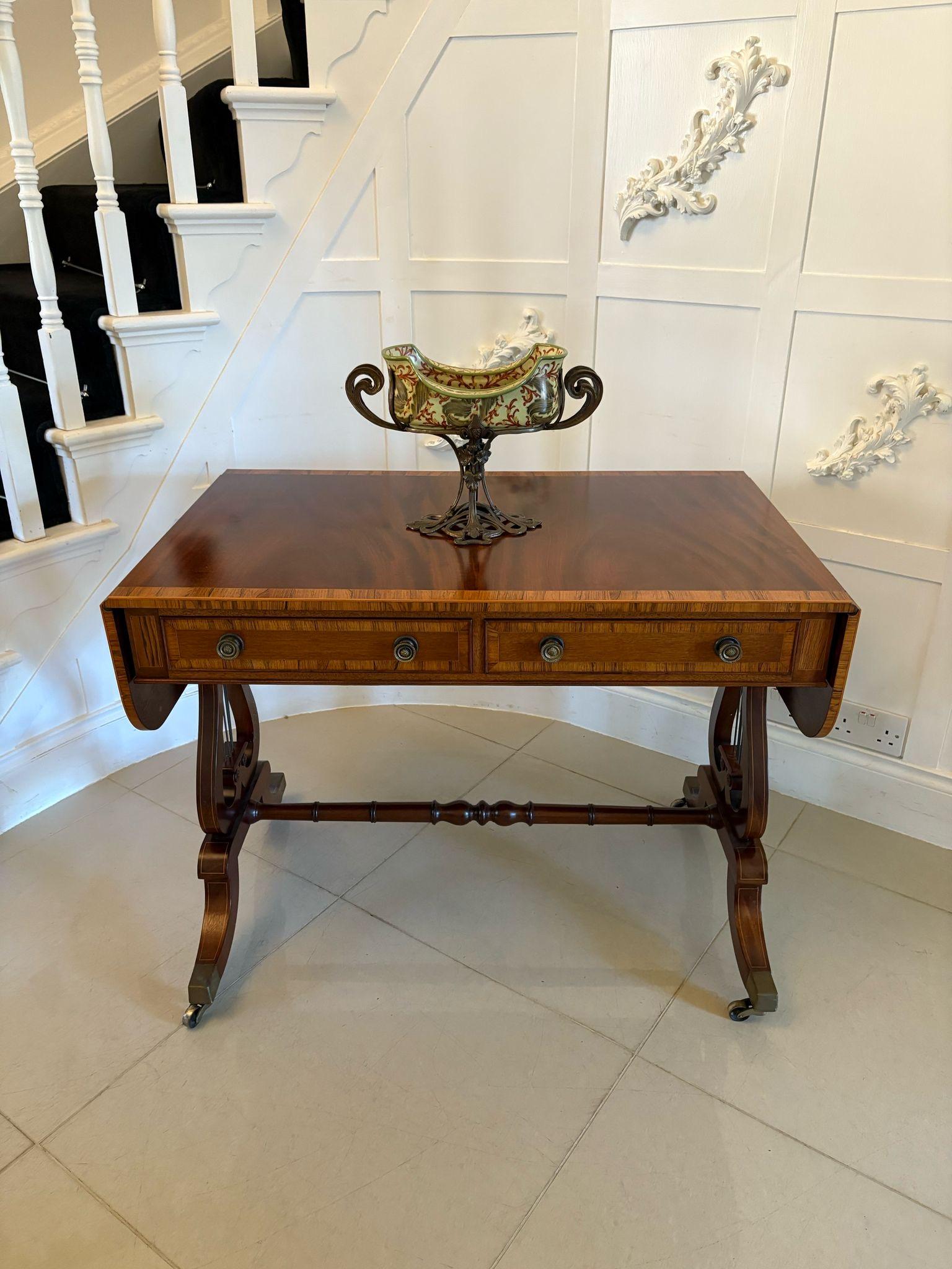 Canapé/table d'appoint en acajou figuré de belle qualité, de l'époque édouardienne, avec un plateau en acajou de qualité bordé de bois satiné, deux tiroirs à l'avant bordés de bois satiné et dotés de belles poignées en laiton d'origine, et deux