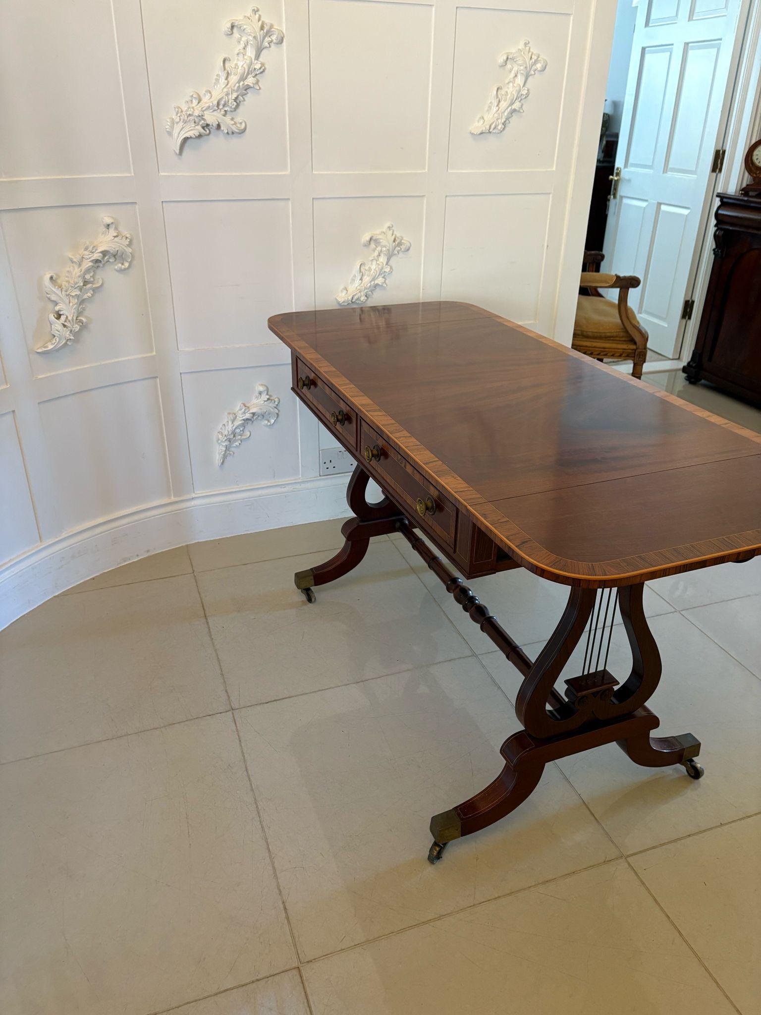 20ième siècle Canapé/table d'appoint en acajou figuré de l'époque édouardienne, de belle qualité, sur pied en vente