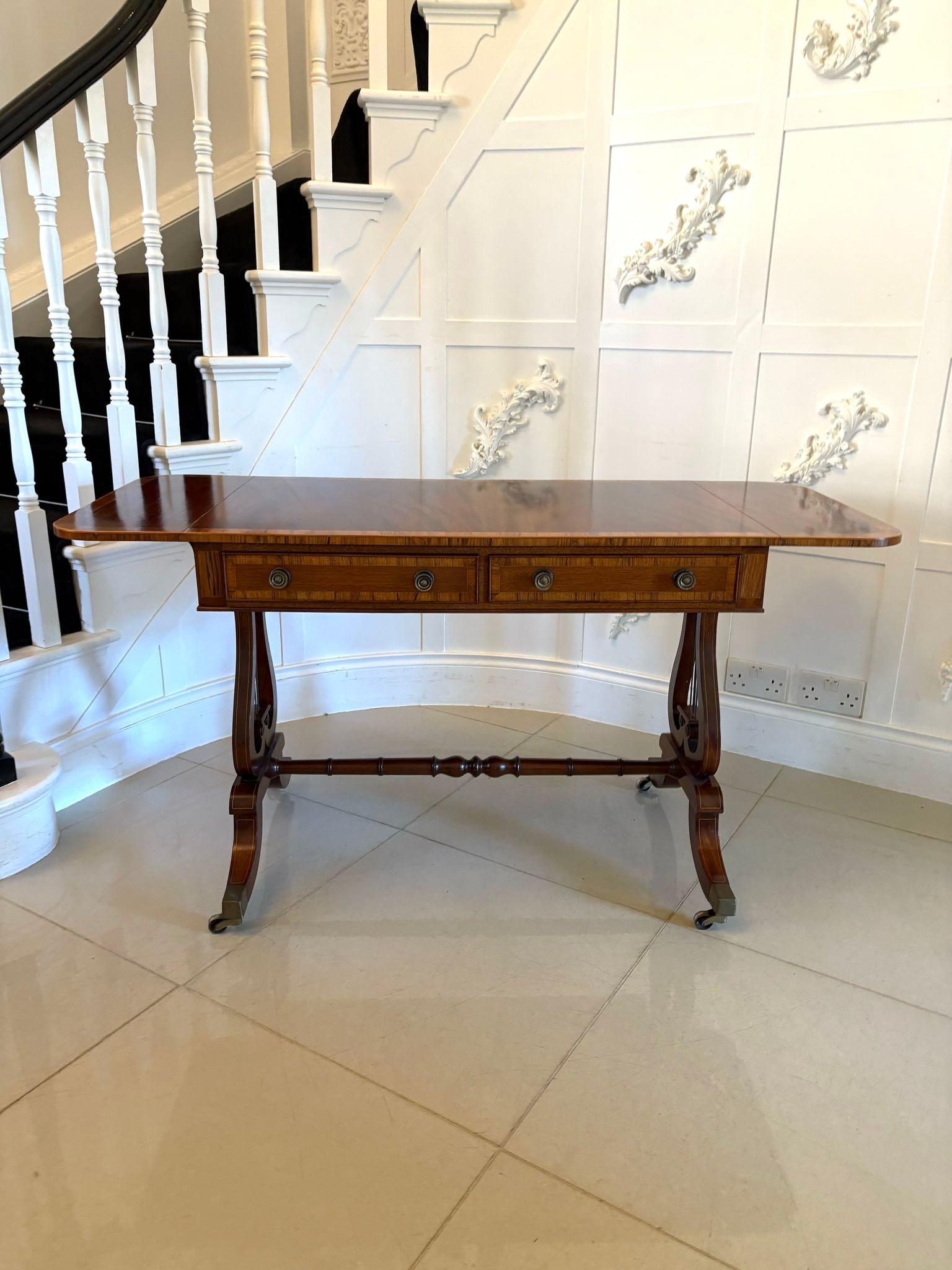 Canapé/table d'appoint en acajou figuré de l'époque édouardienne, de belle qualité, sur pied en vente 1