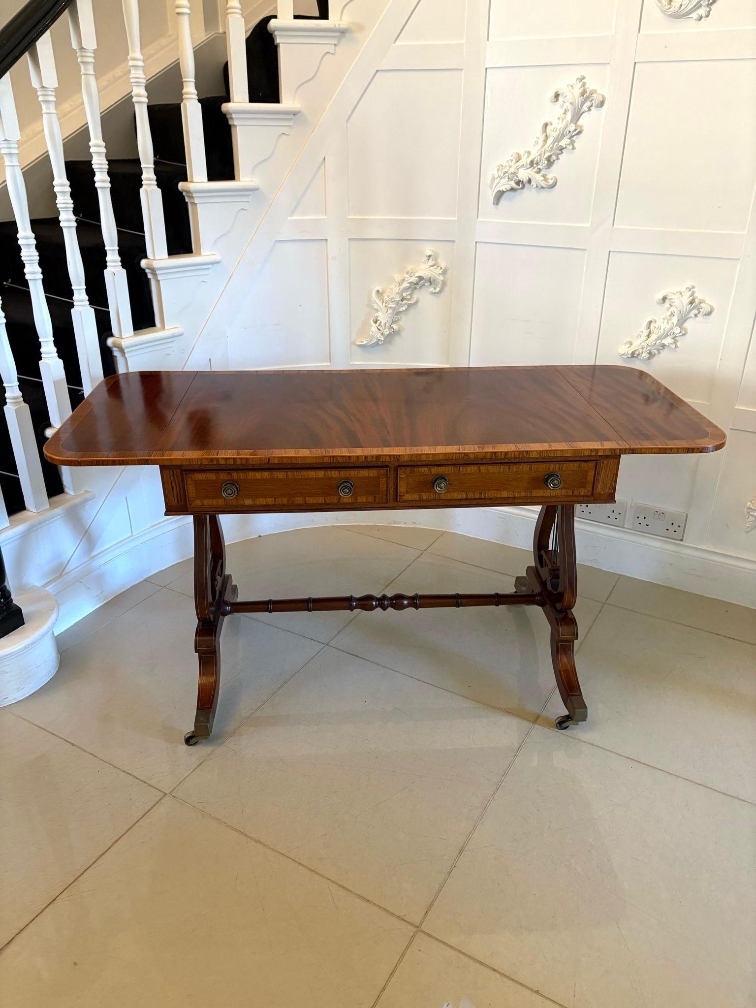 Canapé/table d'appoint en acajou figuré de l'époque édouardienne, de belle qualité, sur pied en vente 2