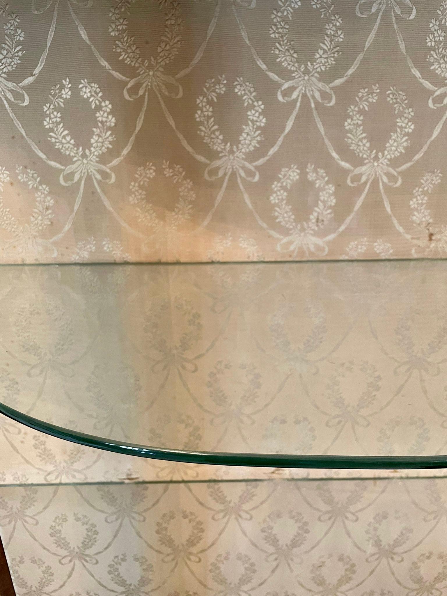 Antiker edwardianischer Mahagoni-Vitrinenschrank mit Intarsien in hoher Qualität im Zustand „Gut“ im Angebot in Suffolk, GB