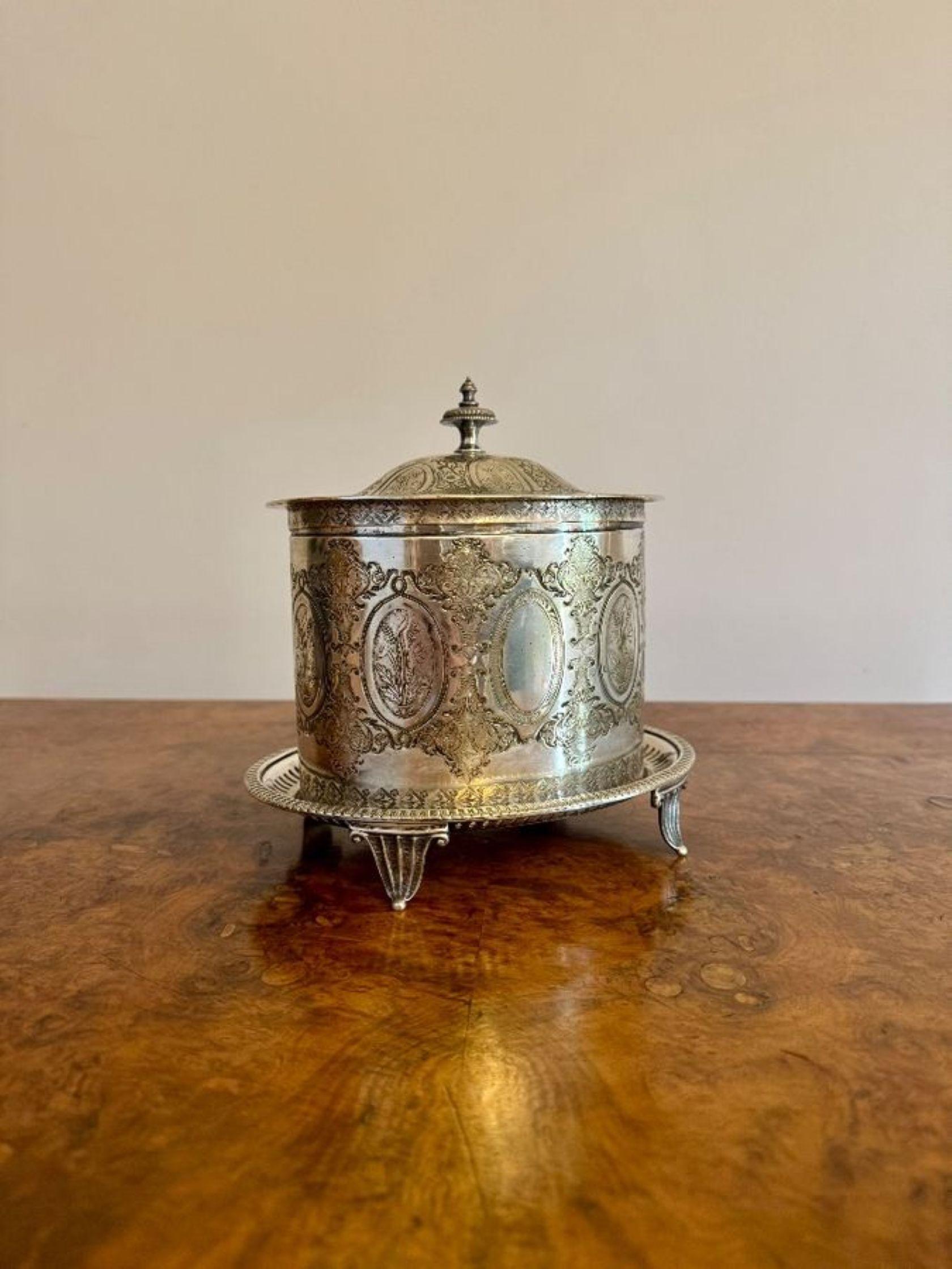 Fine quality antique Edwardian silver plated biscuit barrel For Sale 3