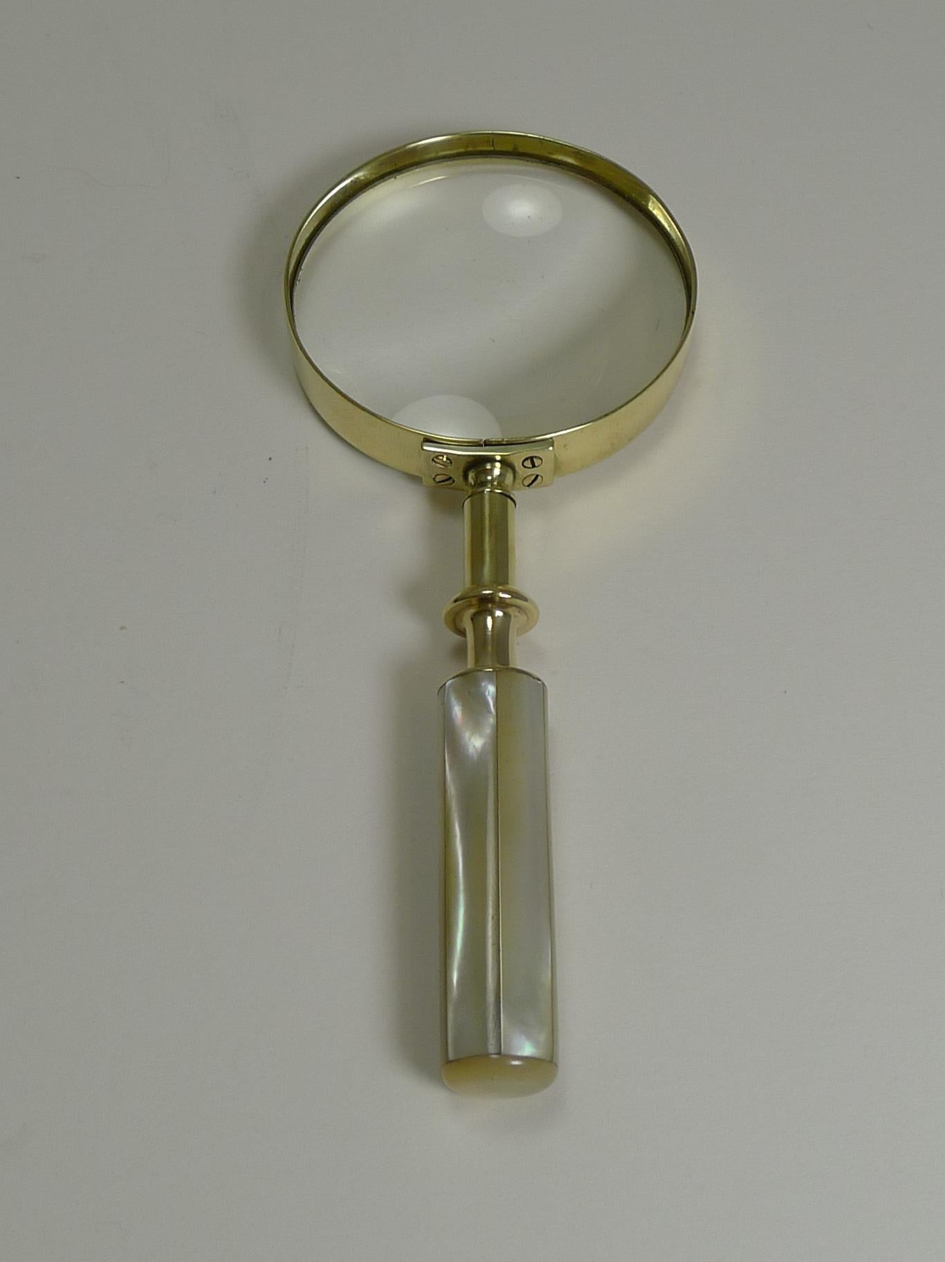Fine Quality Antique English Brass and Mother of Pearl Magnifying Glass In Good Condition In Bath, GB
