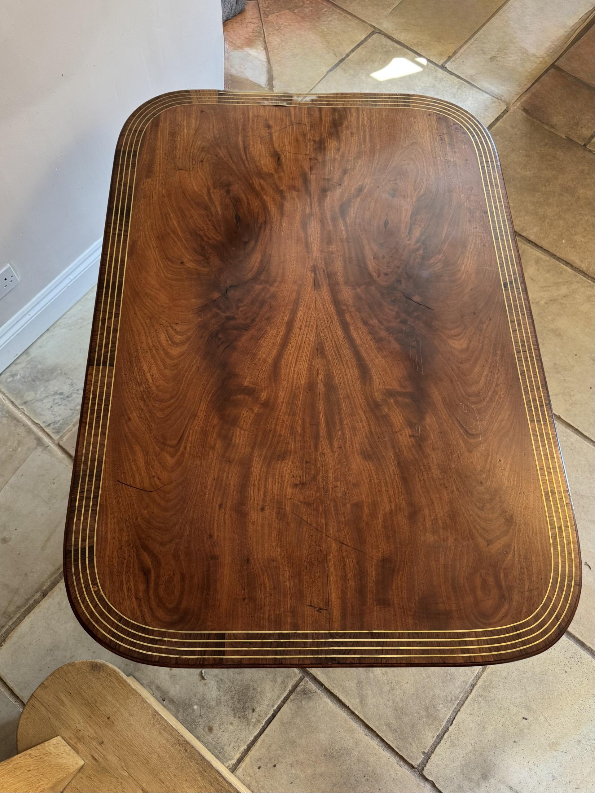 XIXe siècle Table de salle à manger ancienne de qualité en acajou figuré incrusté de laiton en vente
