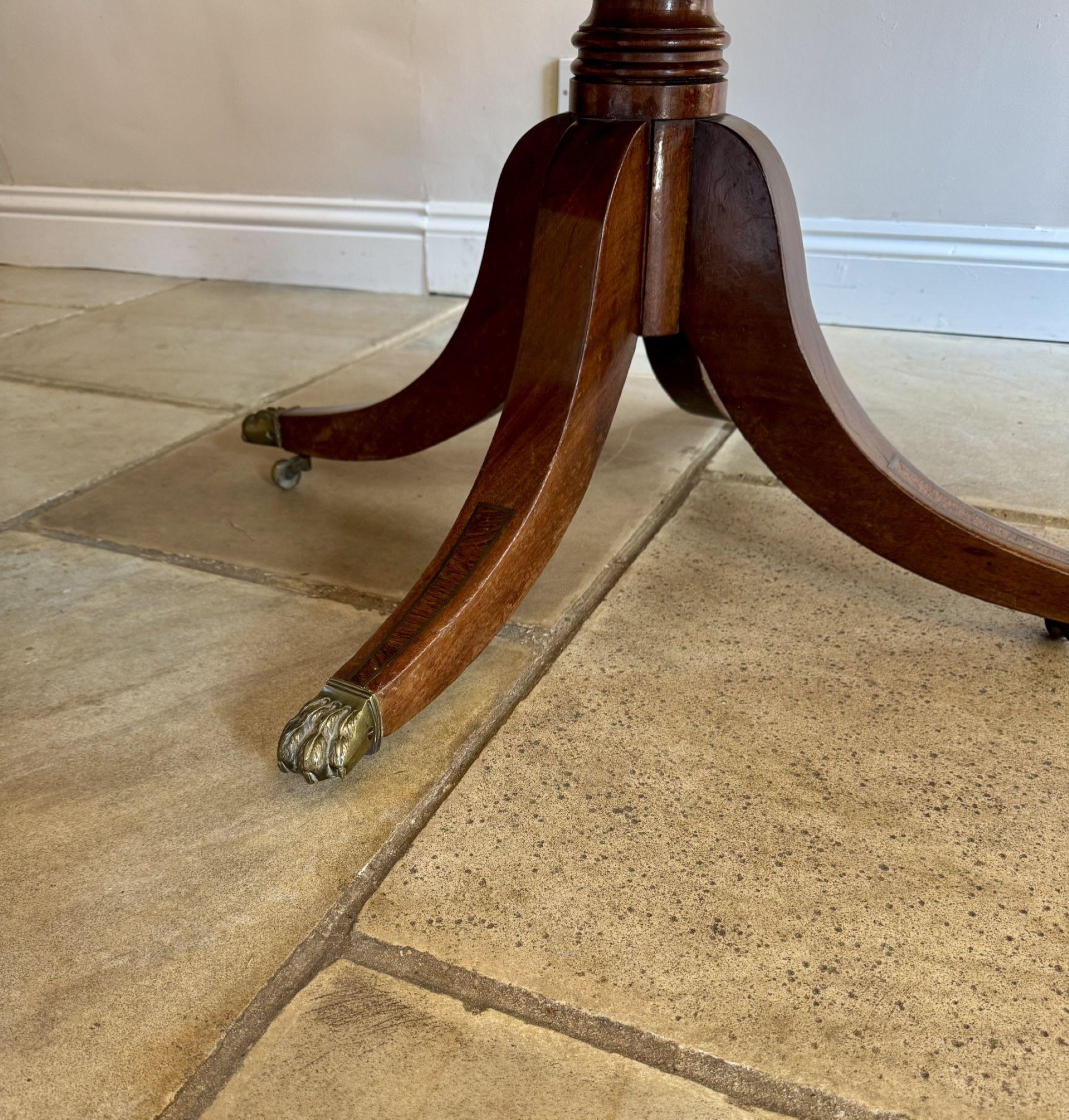 Table de salle à manger ancienne de qualité en acajou figuré incrusté de laiton en vente 2