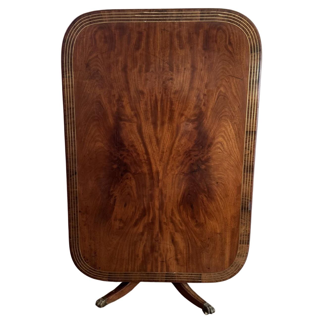 Table de salle à manger ancienne de qualité en acajou figuré incrusté de laiton en vente