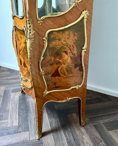 Fine quality antique French kingwood and gilt mounted vitrine cabinet