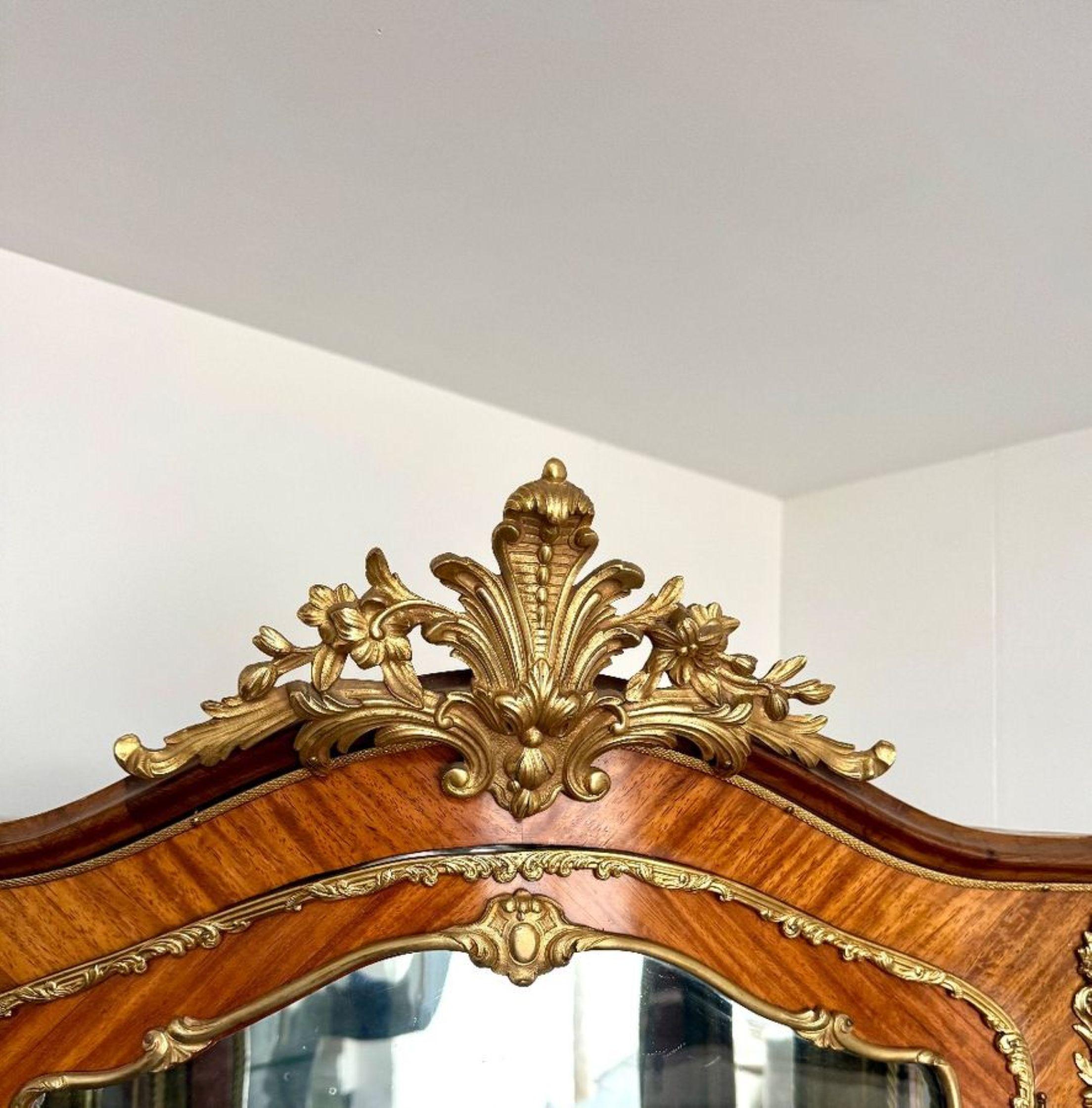 Francese Armadio vitreo francese di alta qualità, in legno di re e dorato in vendita