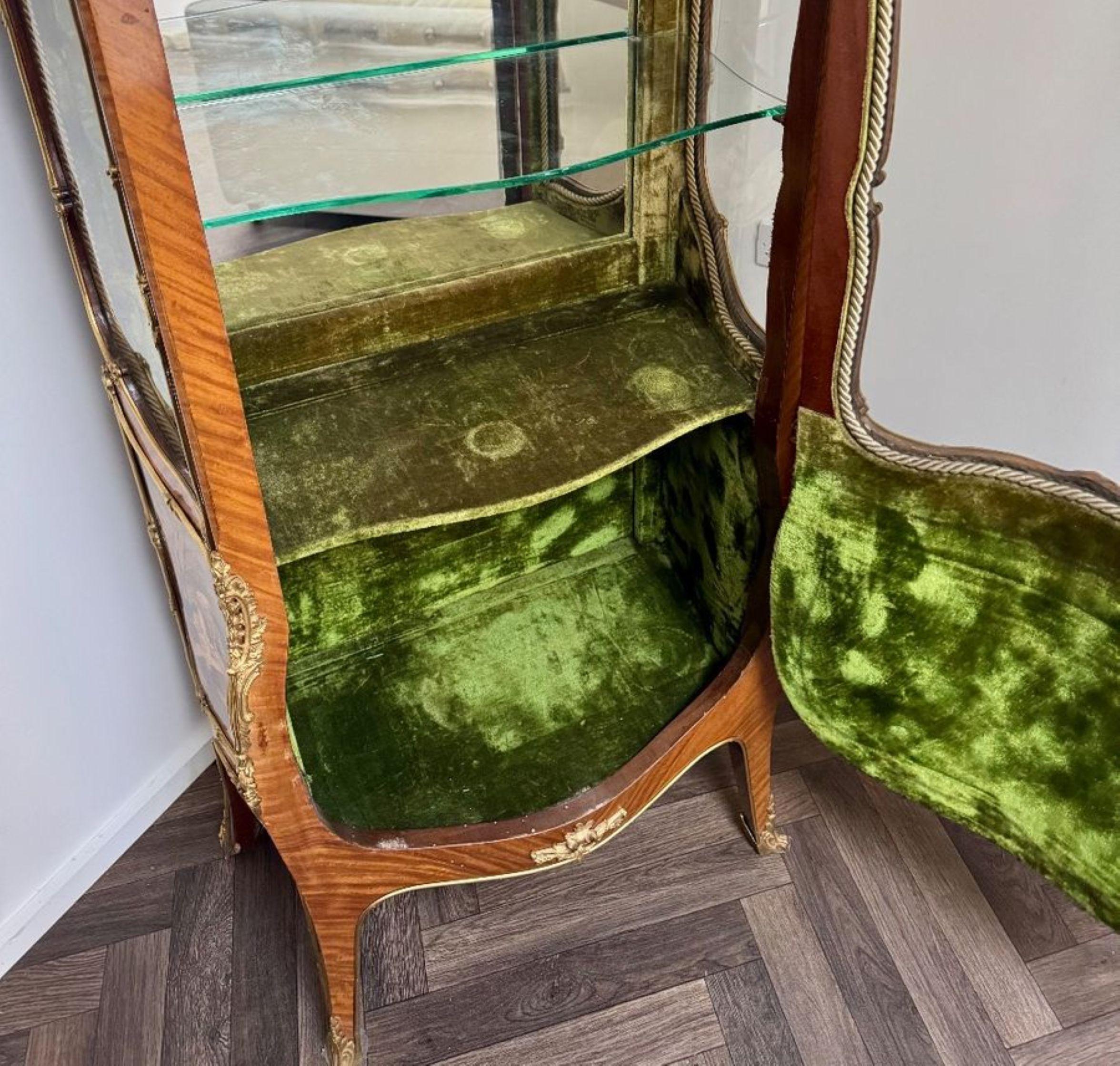 Dipinto a mano Armadio vitreo francese di alta qualità, in legno di re e dorato in vendita