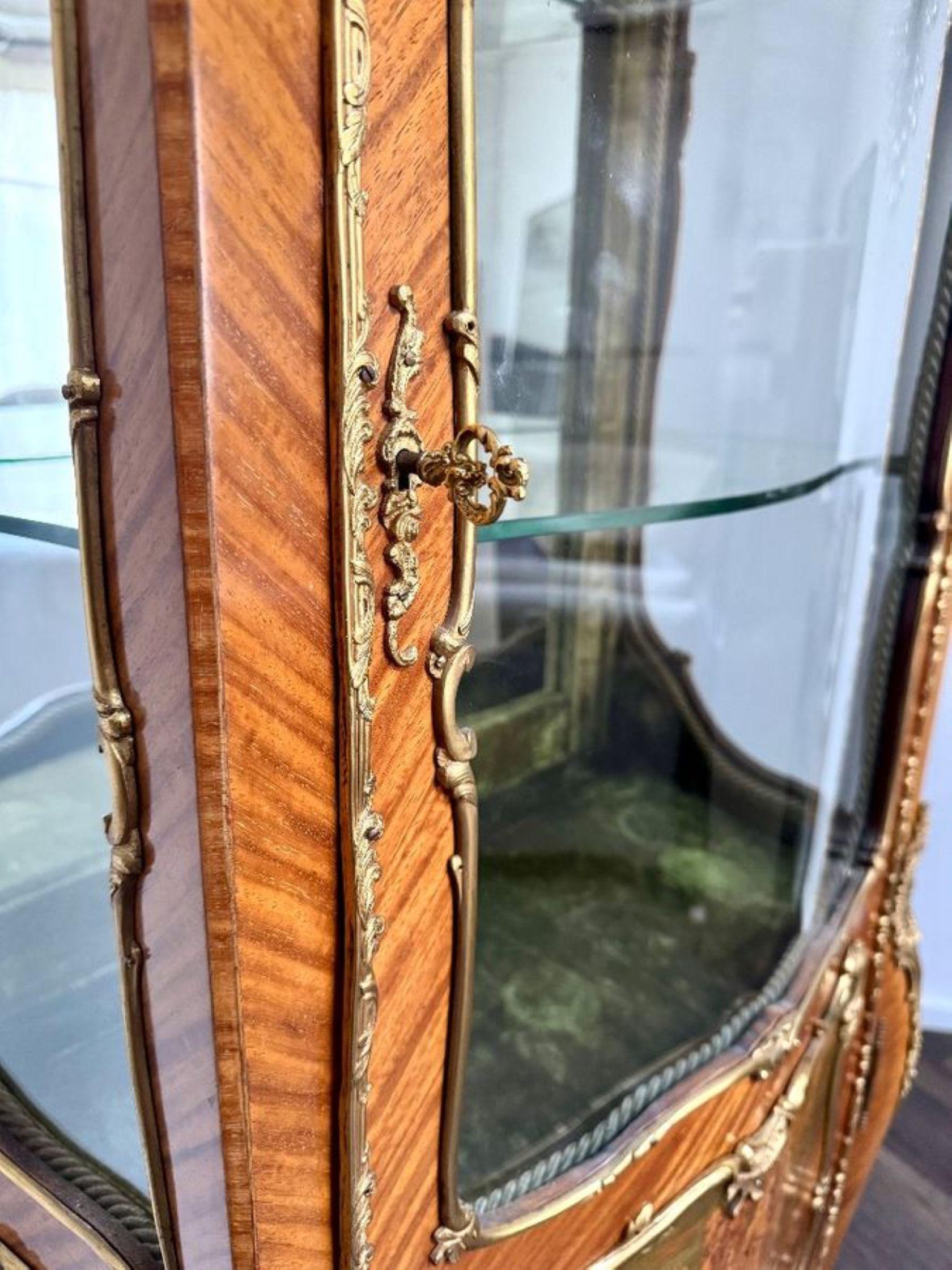 Armadio vitreo francese di alta qualità, in legno di re e dorato In condizioni buone in vendita a Ipswich, GB