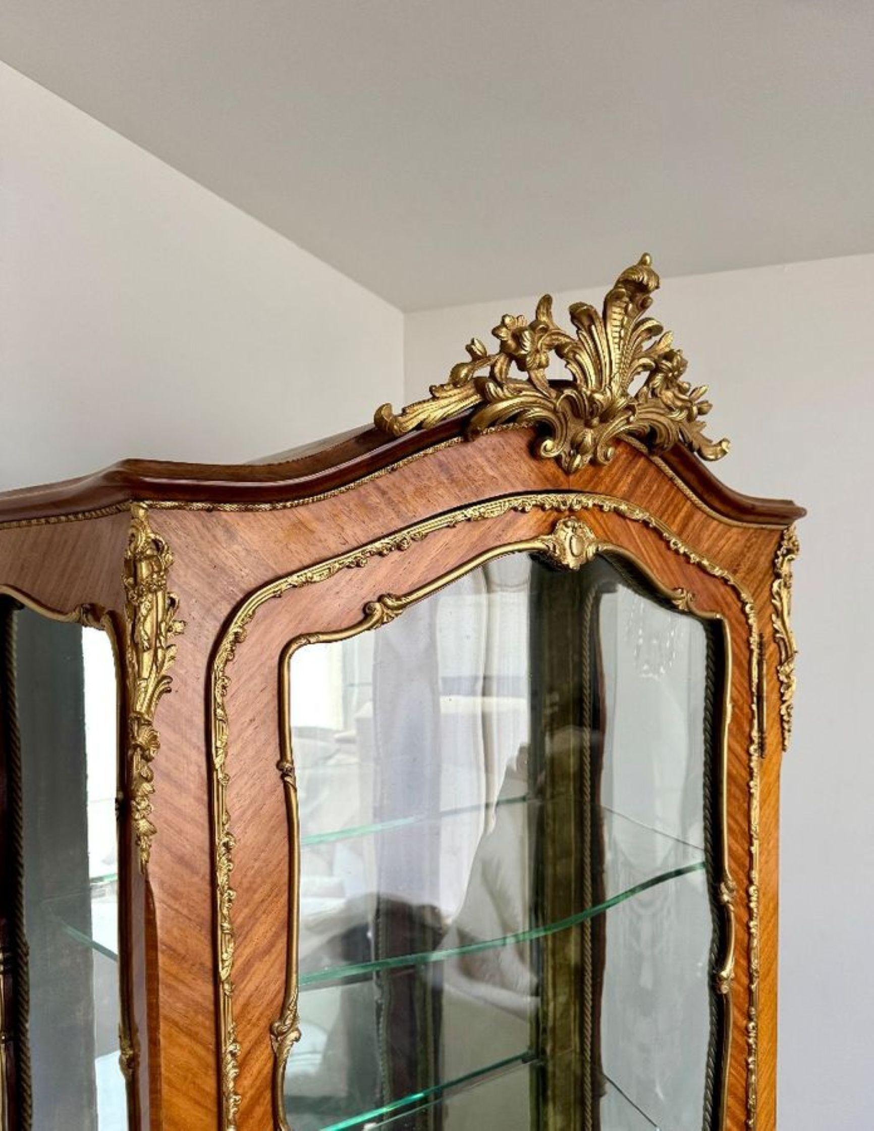 XX secolo Armadio vitreo francese di alta qualità, in legno di re e dorato in vendita