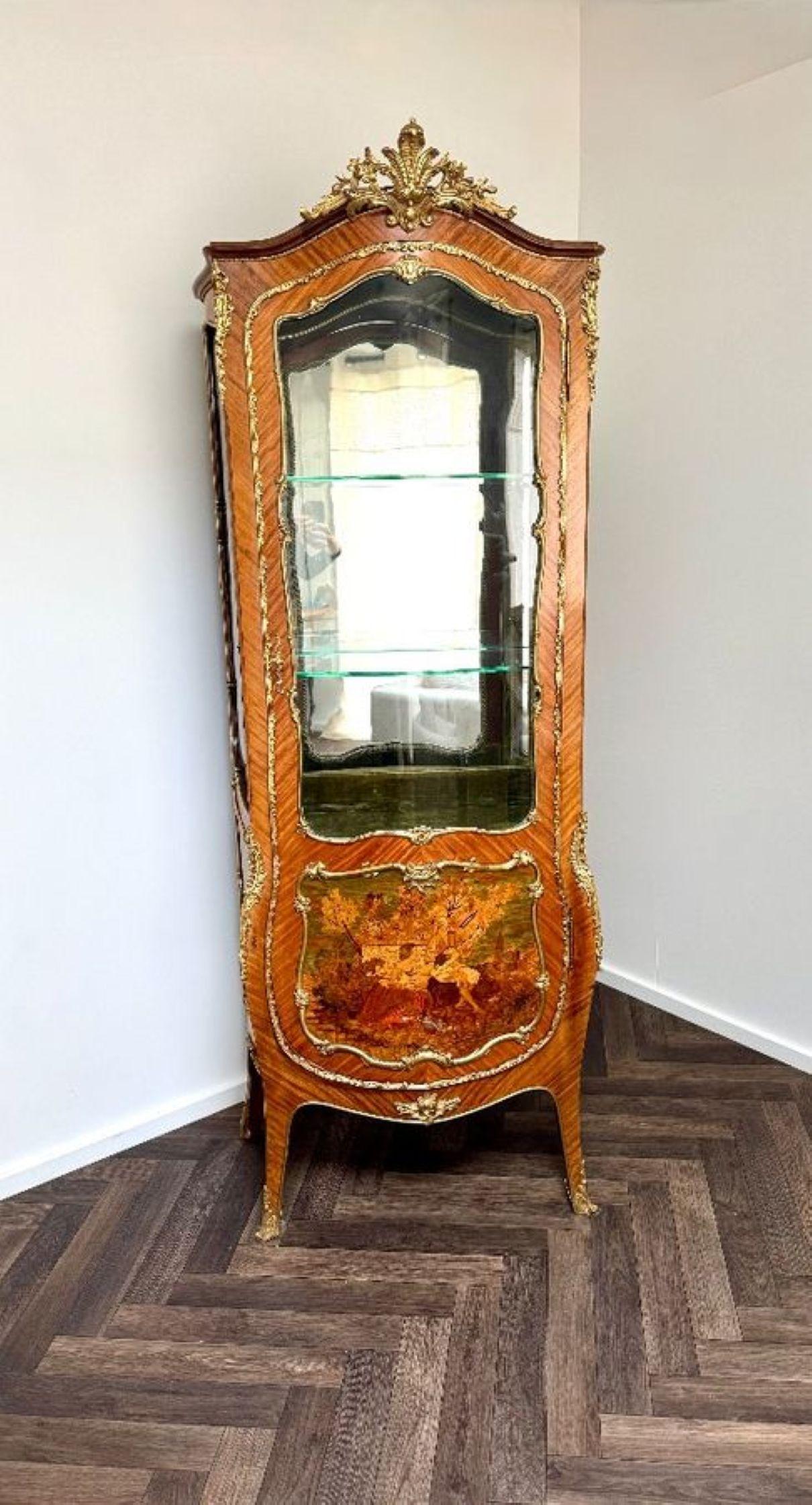 Vetro Armadio vitreo francese di alta qualità, in legno di re e dorato in vendita