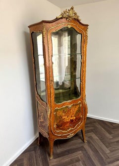 Fine quality antique French kingwood and gilt mounted vitrine cabinet