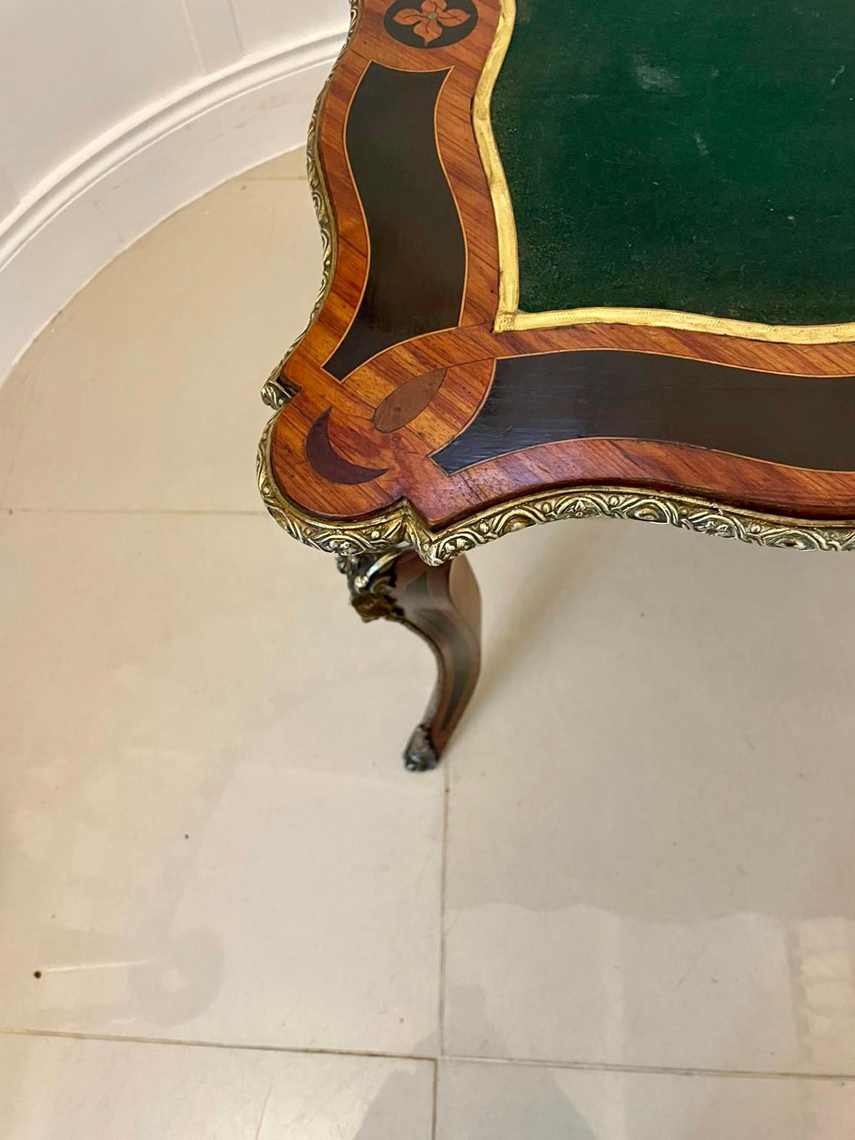 Raffinato tavolo da gioco con intarsio e ormolatura in legno di Re francese. in vendita 3