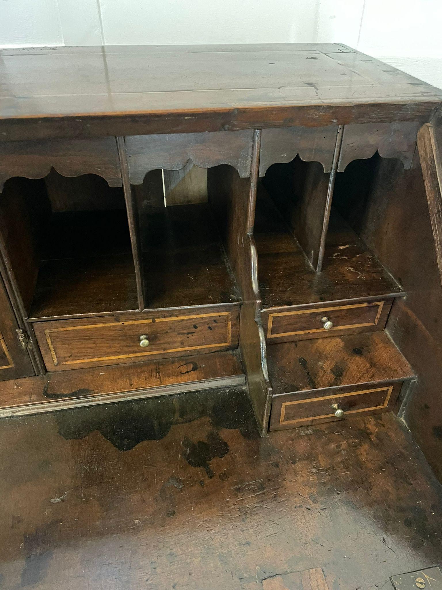 Fine Quality Antique George I Figured Walnut Bureau with Original Handles For Sale 3