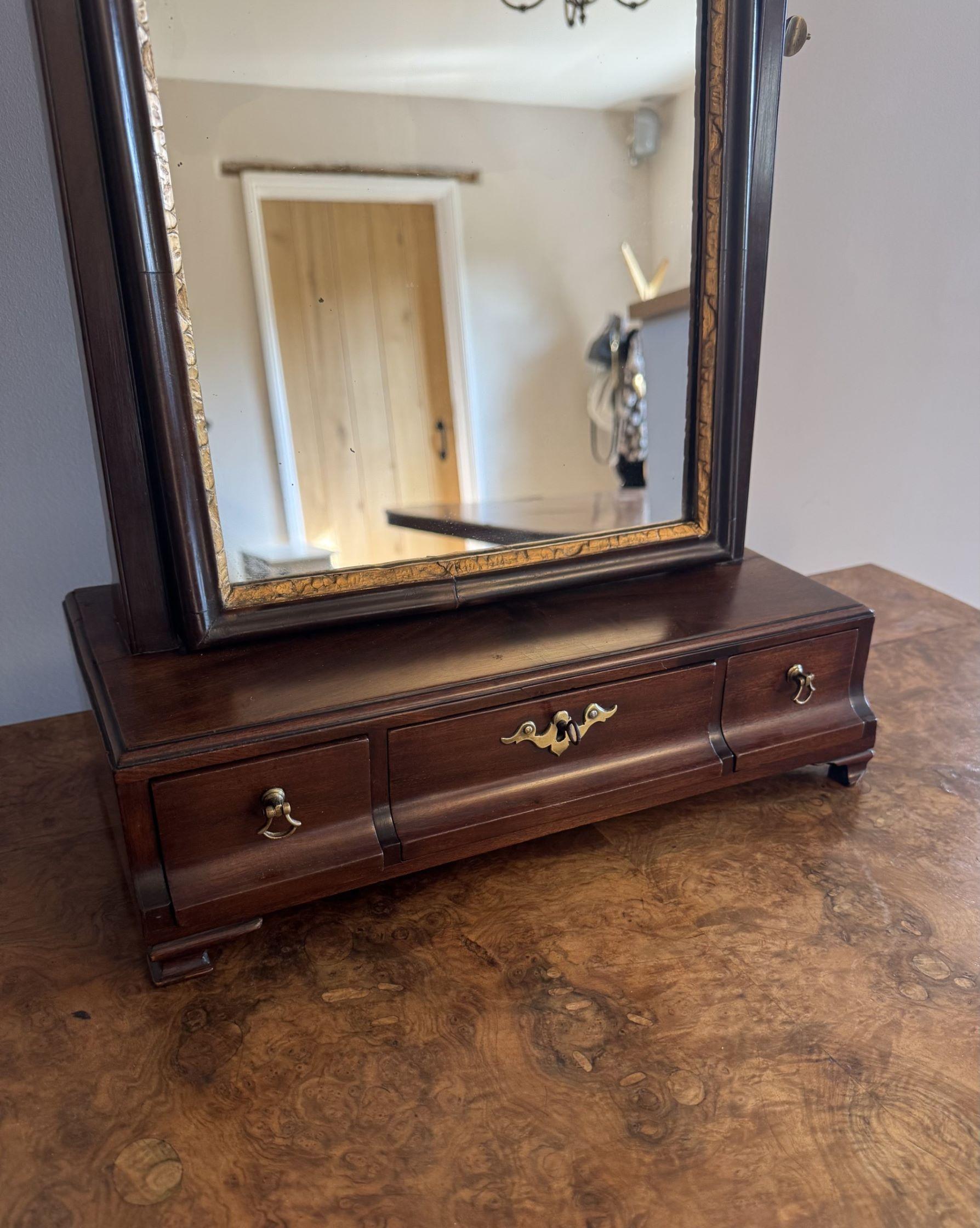Antique George III quality mahogany dressing table mirror having a quality rectangular shaped tilting mirror supported by turned mahogany columns above a mahogany base with three drawers, original brass knobs standing on the original square shaped