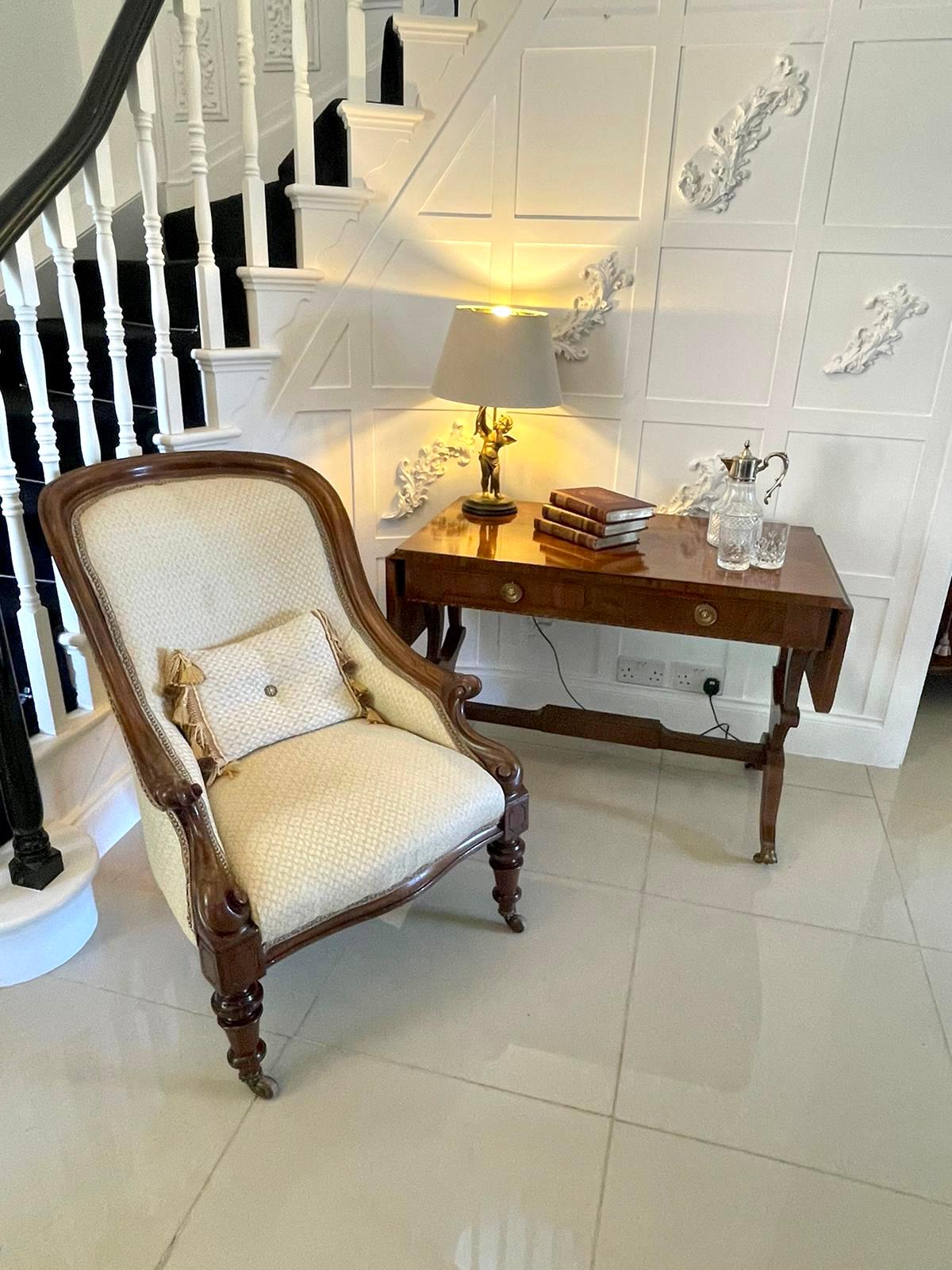Fine quality antique George III mahogany free standing sofa table having a quality mahogany top with two drop leaves, two drawers to the frieze with attractive original brass handles and two dummy drawers to the rear. It is raised on delightful