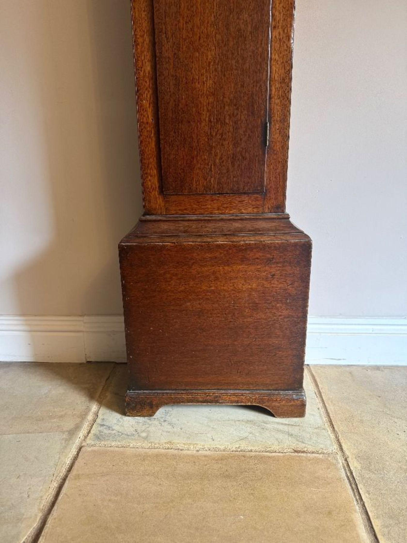 XIXe siècle Pendule ancienne à long boîtier en acajou de George III de belle qualité en vente