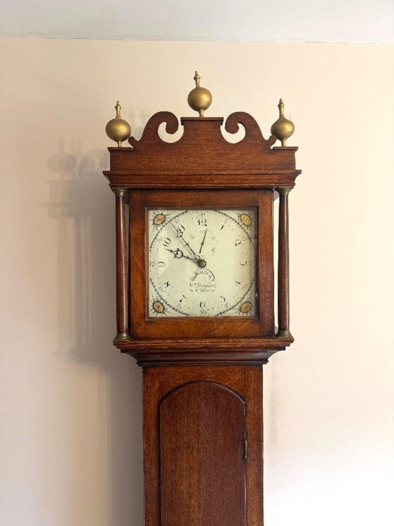 Pendule ancienne à long boîtier en acajou de George III de belle qualité en vente 1