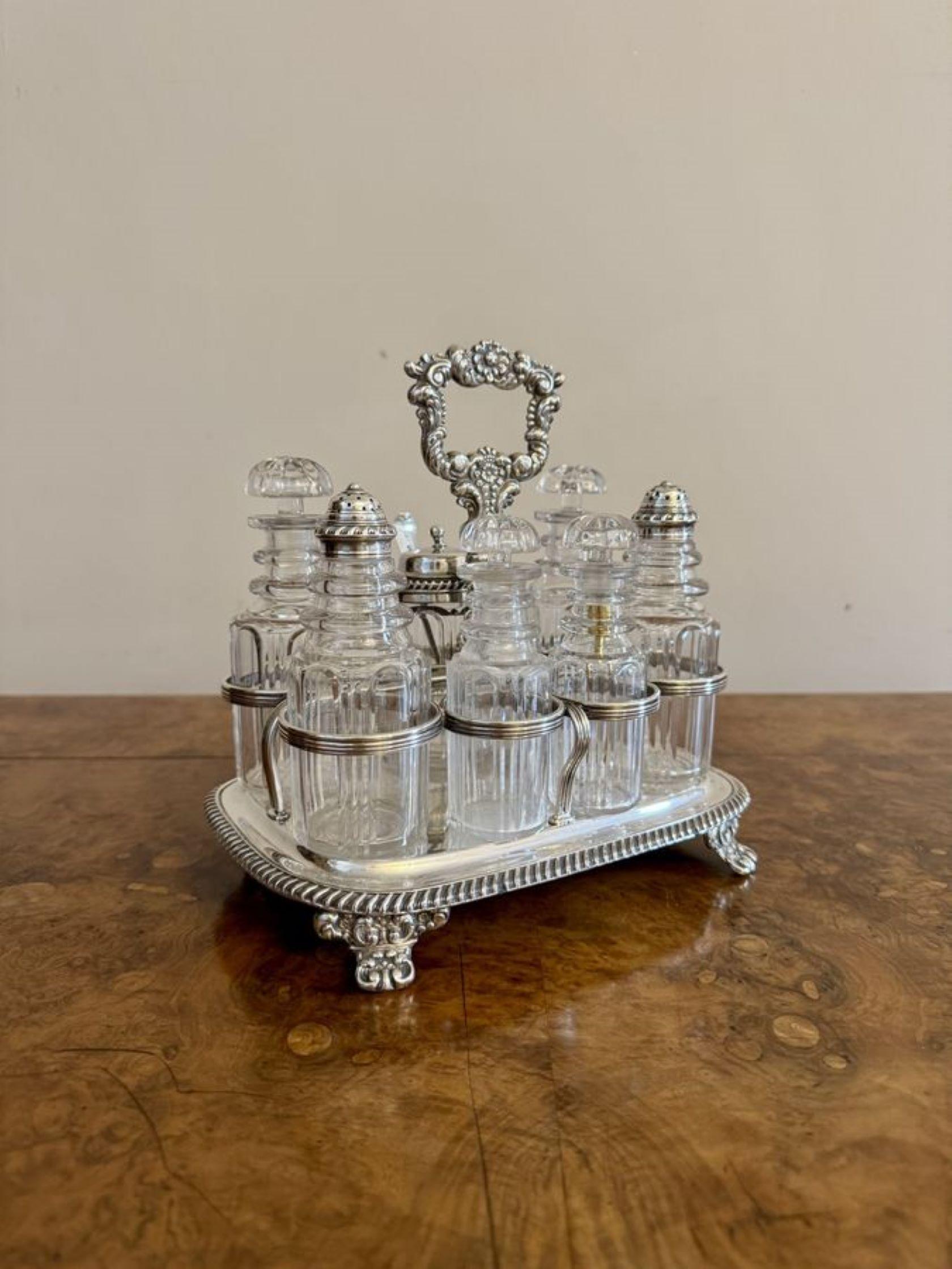 Set de sept bouteilles en verre de belle qualité, de style géorgien ancien, avec un support en argent plaqué de belle qualité, de Thomas Watson & Co Sheffield, avec une poignée ornée au centre, composé de sept bouteilles en verre, quatre avec les