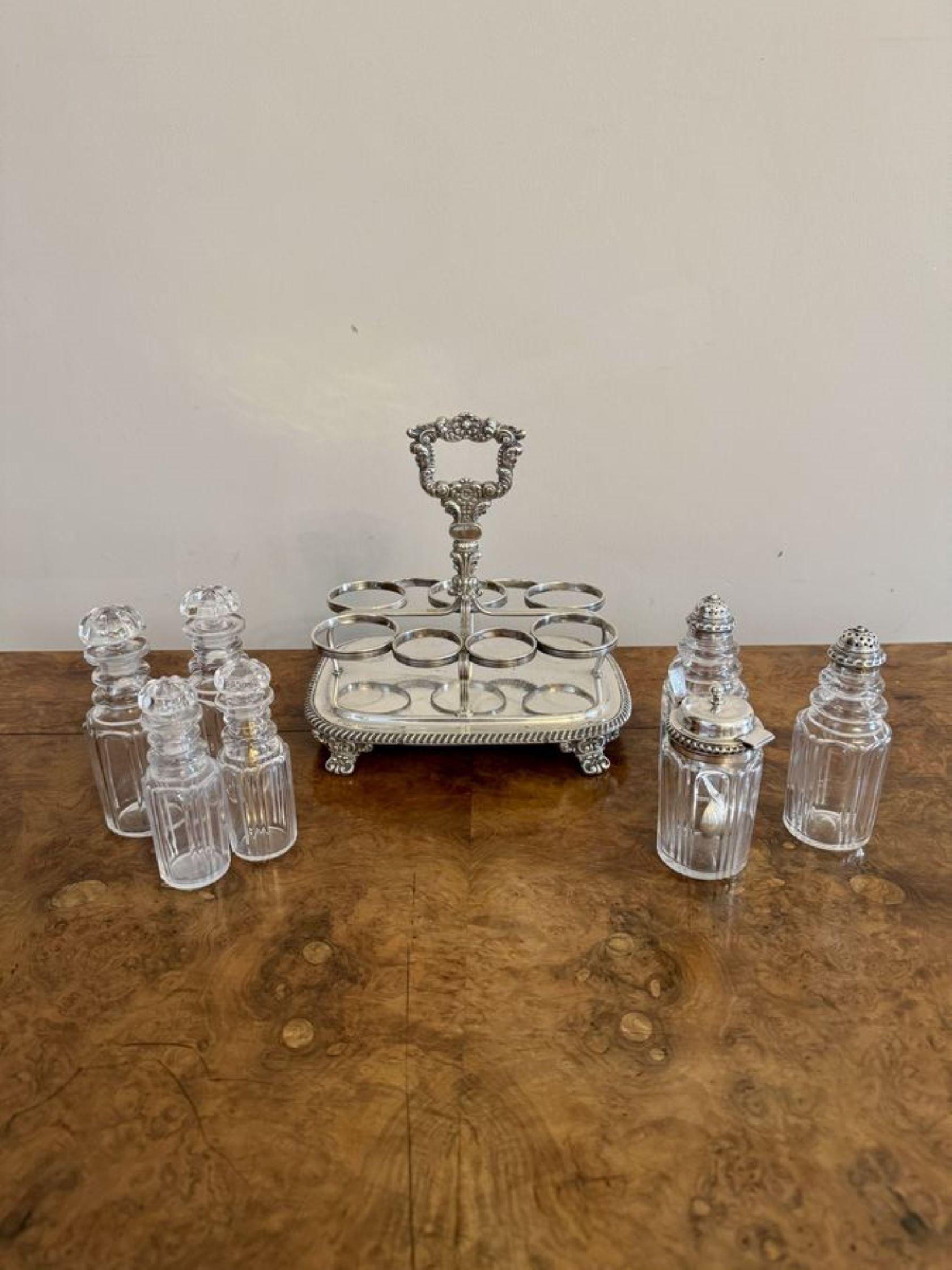 Argent Ensemble de sept bouteilles de style géorgien ancien de qualité supérieure en vente