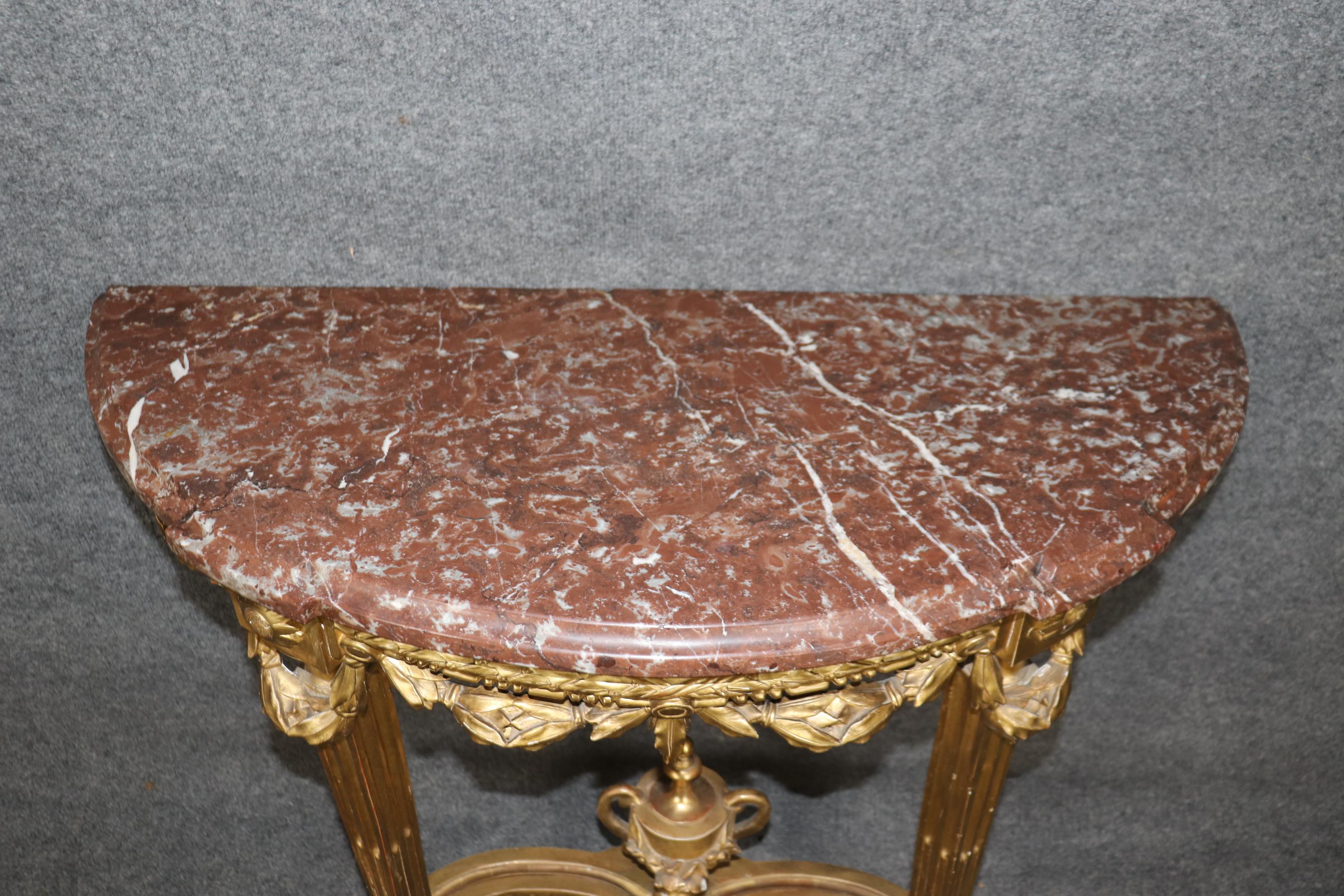 Il s'agit d'une superbe table console fabriquée à la fin des années 1800, vers 1880-90. La table est destinée à être vissée et fixée au mur. La raison en est qu'il prend de la place et qu'il est plus sûr lorsque des objets lourds sont placés dessus.