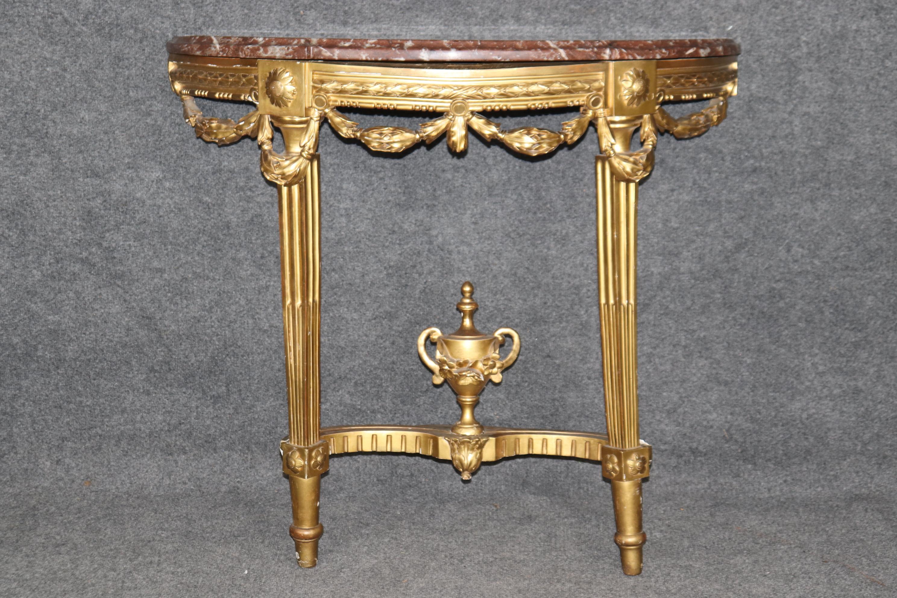Français Console murale française ancienne dorée de style Louis XVI avec plateau en marbre rouge de qualité supérieure en vente