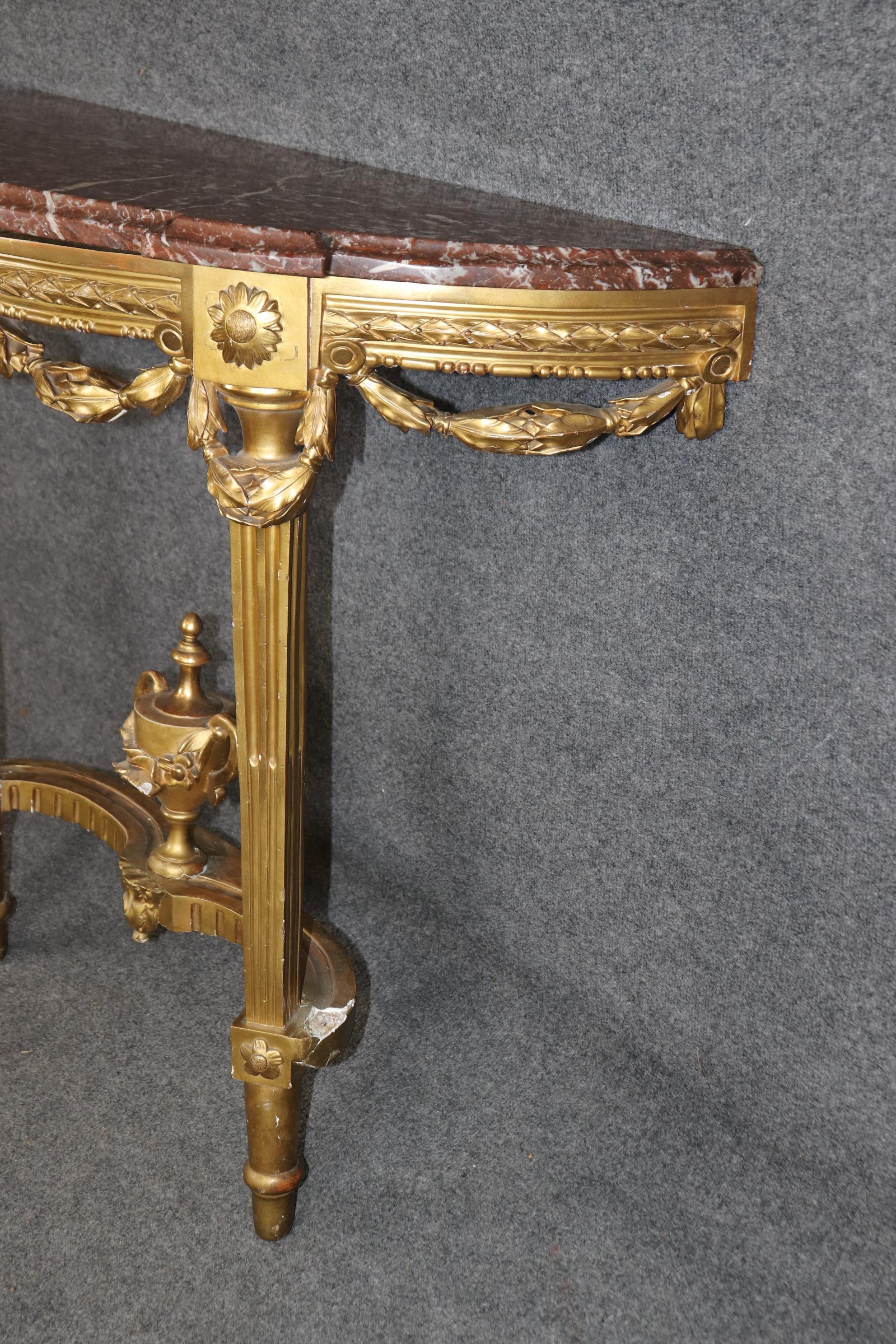 Console murale française ancienne dorée de style Louis XVI avec plateau en marbre rouge de qualité supérieure Bon état - En vente à Swedesboro, NJ