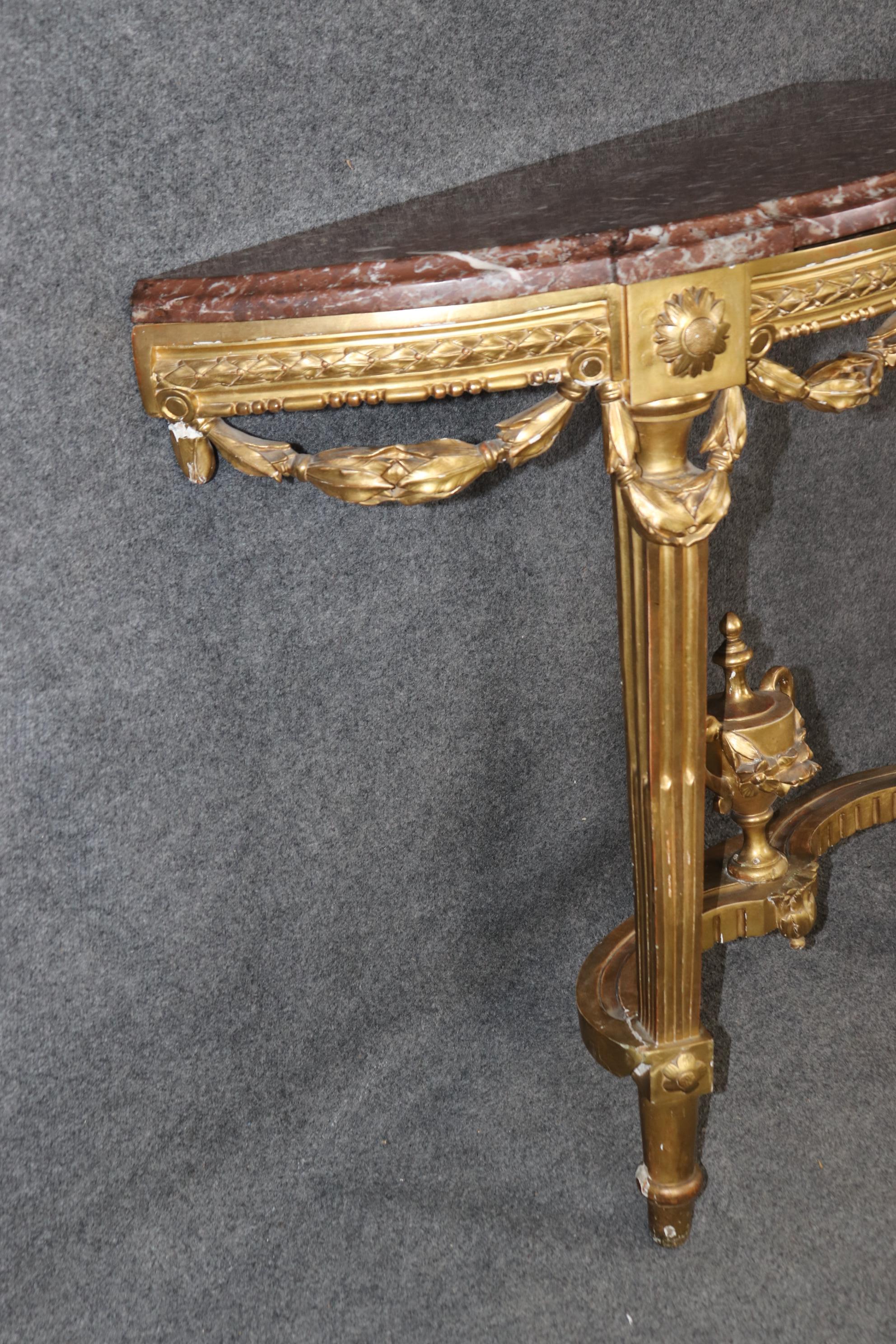 Fin du XIXe siècle Console murale française ancienne dorée de style Louis XVI avec plateau en marbre rouge de qualité supérieure en vente
