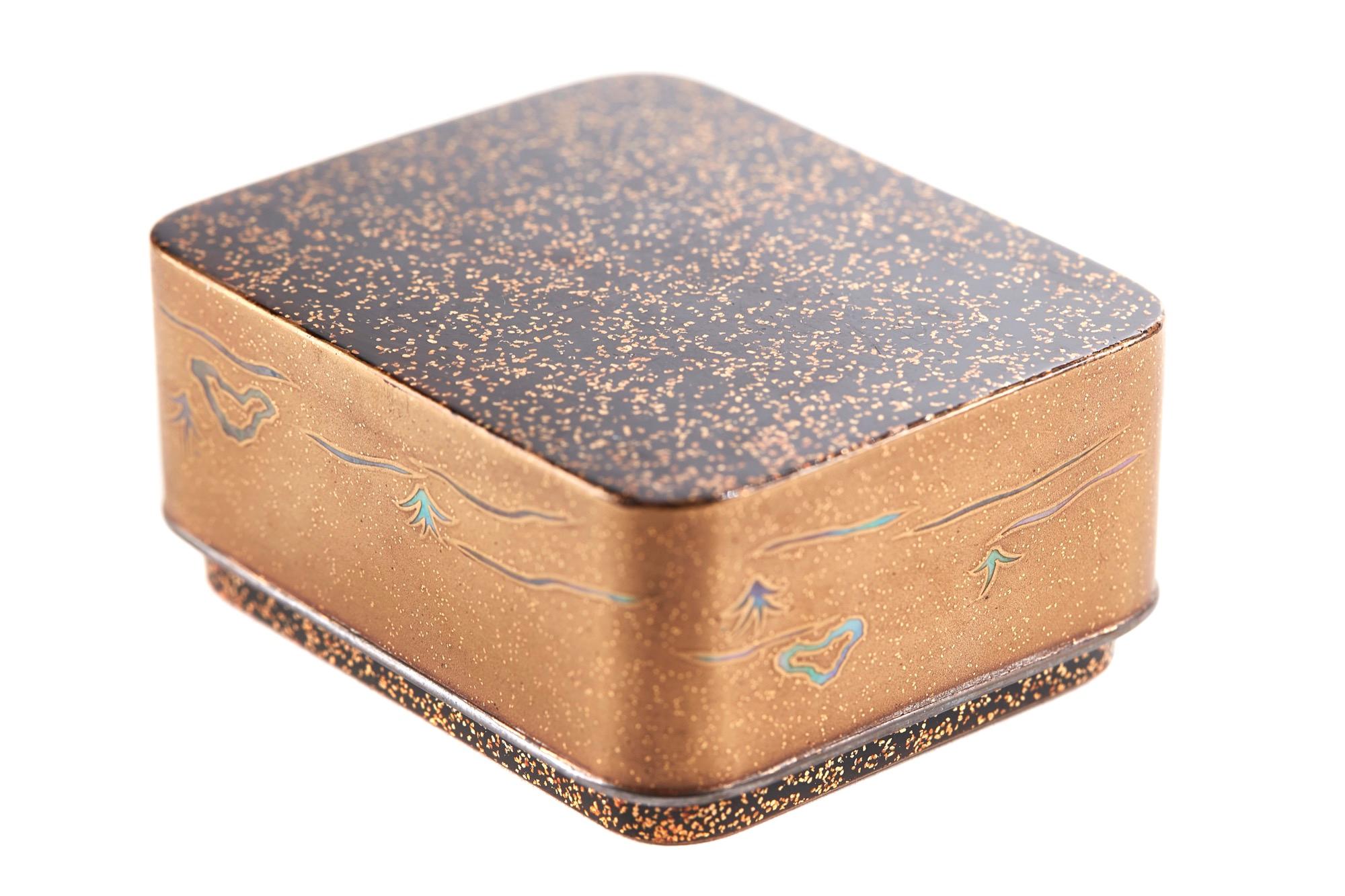 Antike, hochwertige, lackierte, orientalische Schachtel mit Intarsien (Englisch) im Angebot