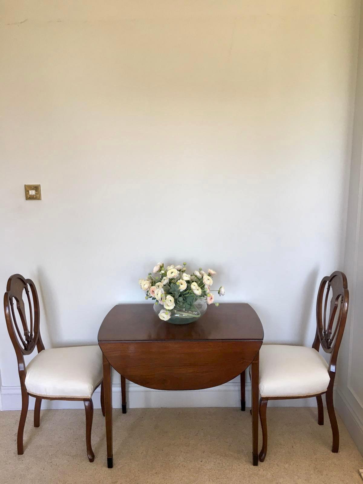 Mesa Pembroke antigua de caoba con incrustaciones de gran calidad, con tablero de caoba de excelente calidad y dos hojas abatibles con incrustaciones de madera de raso y borde moldurado. Un cajón de trabajo y un cajón ficticio con incrustaciones de