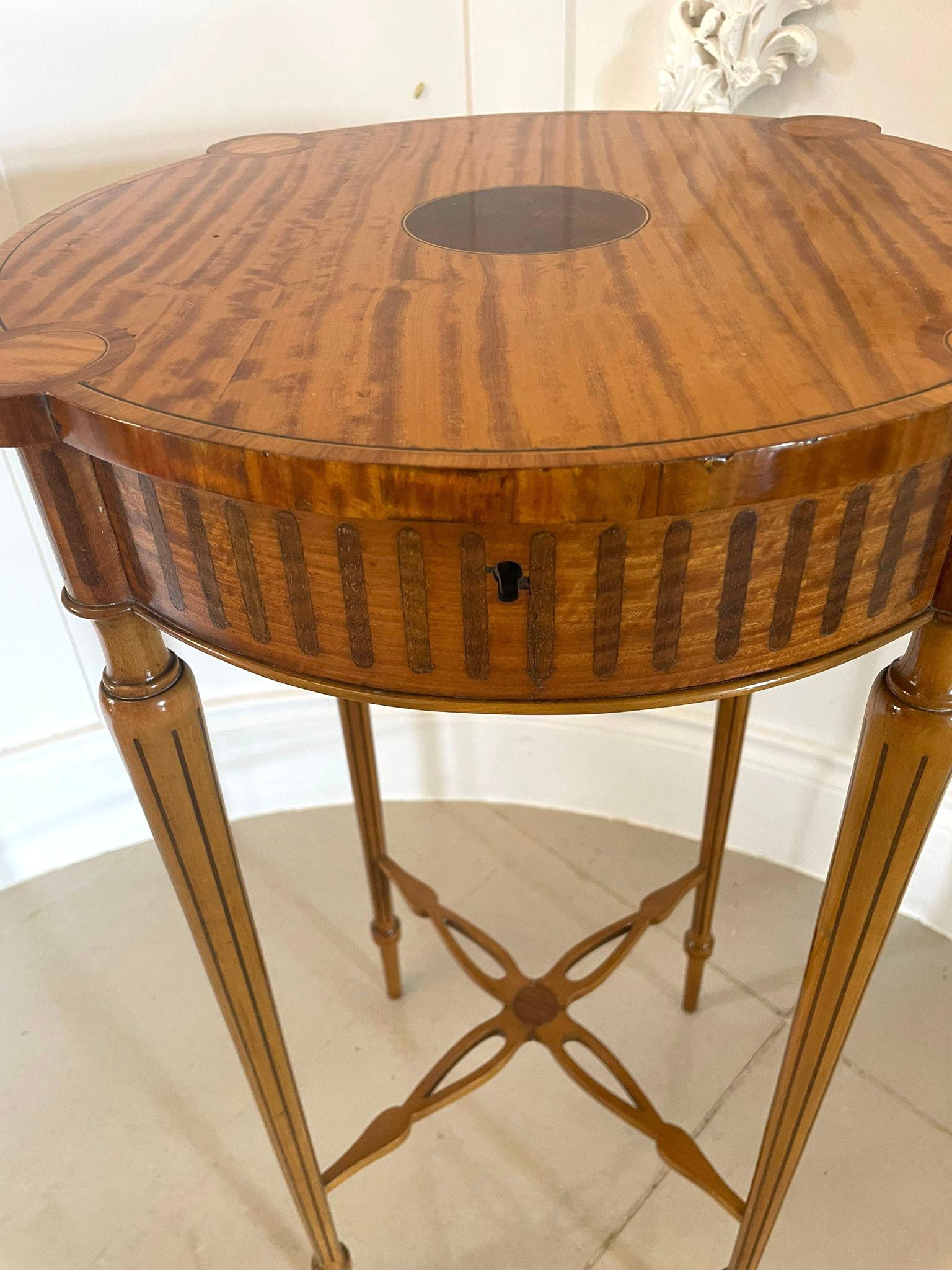 Table centrale en bois de satin marqueté d'antiquités de belle qualité en vente 5