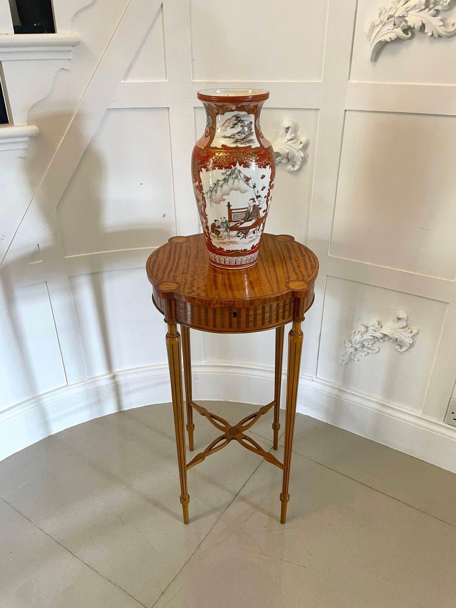 Fine quality antique inlaid satinwood shaped top centre table having the most spectacular quality shaped inlaid satinwood lift up top which opens to reveal a charming interior comprising a fitted lift up tray and compartments. It boasts a superior