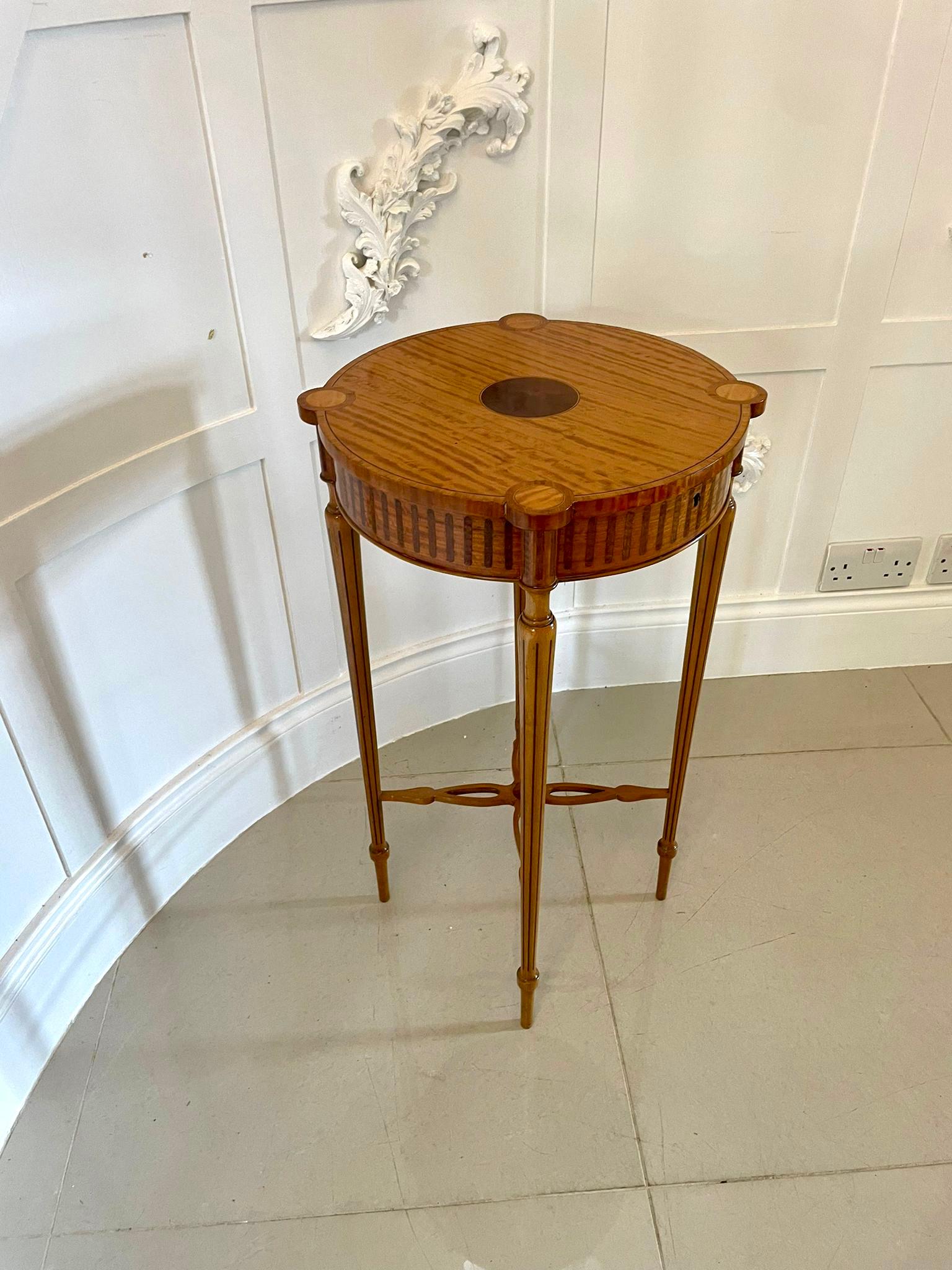 Anglais Table centrale en bois de satin marqueté d'antiquités de belle qualité en vente