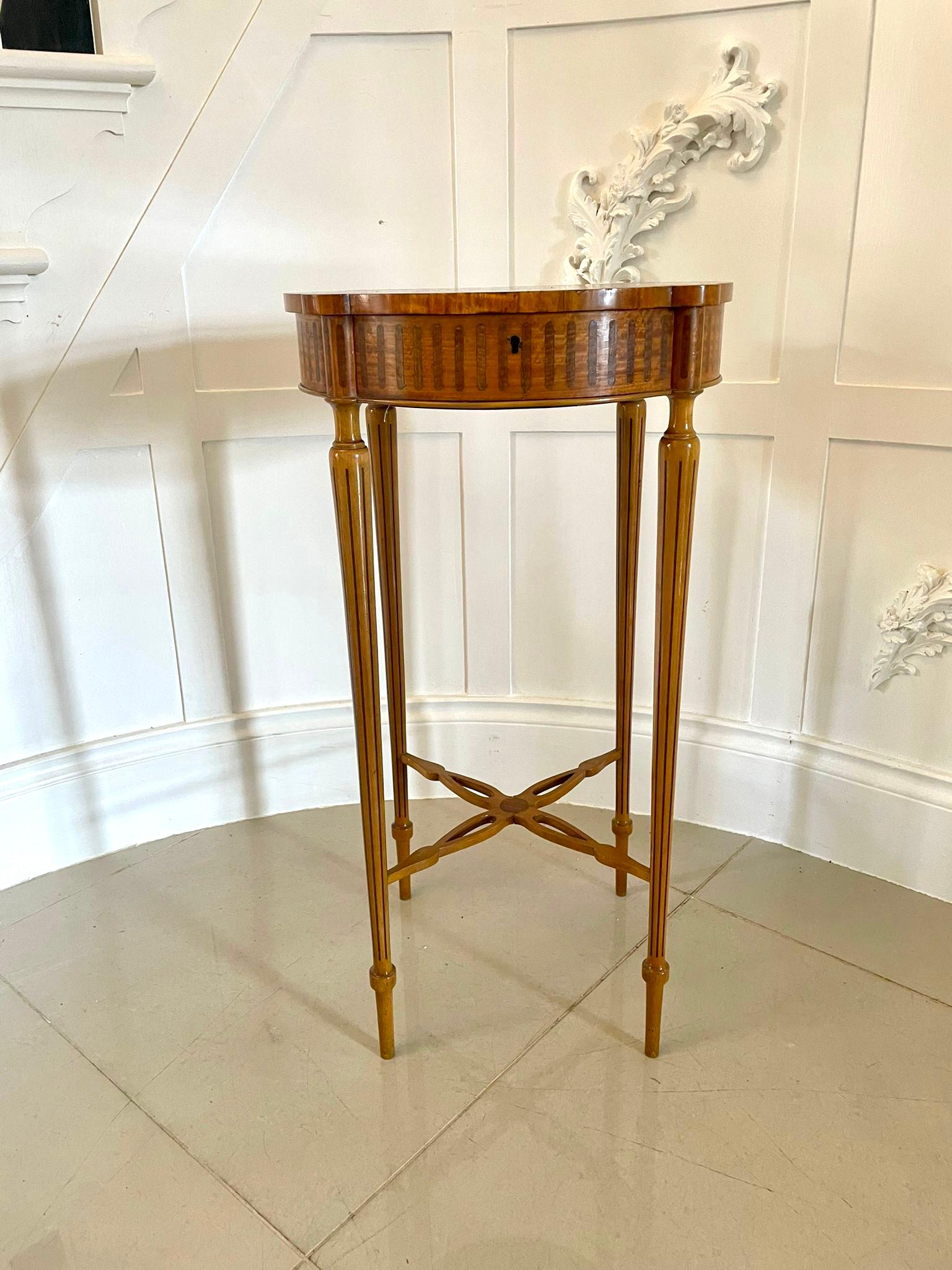 Table centrale en bois de satin marqueté d'antiquités de belle qualité Bon état - En vente à Suffolk, GB