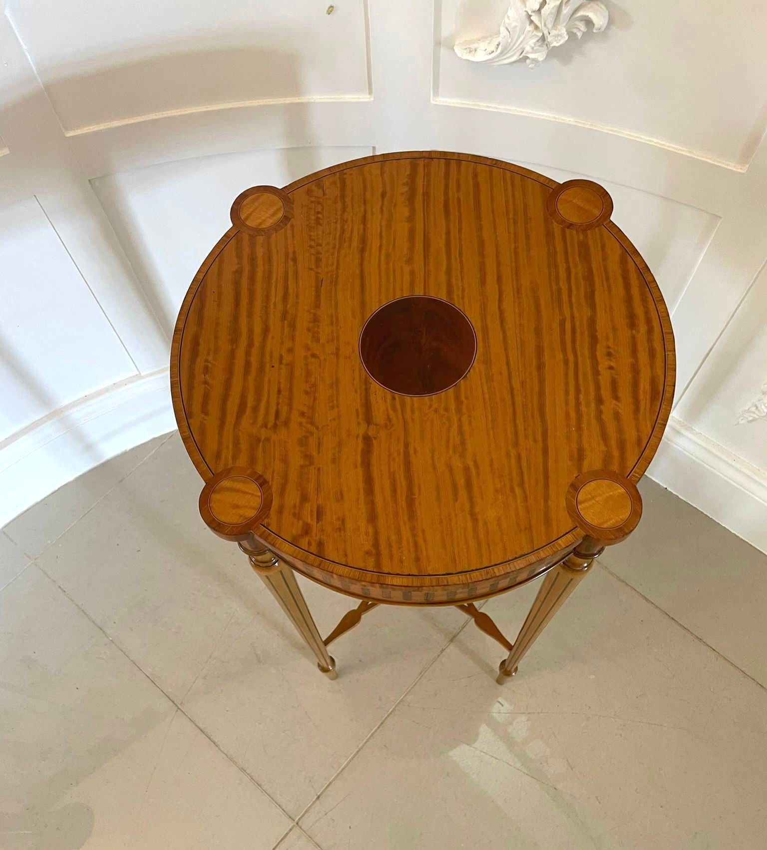 Table centrale en bois de satin marqueté d'antiquités de belle qualité en vente 3