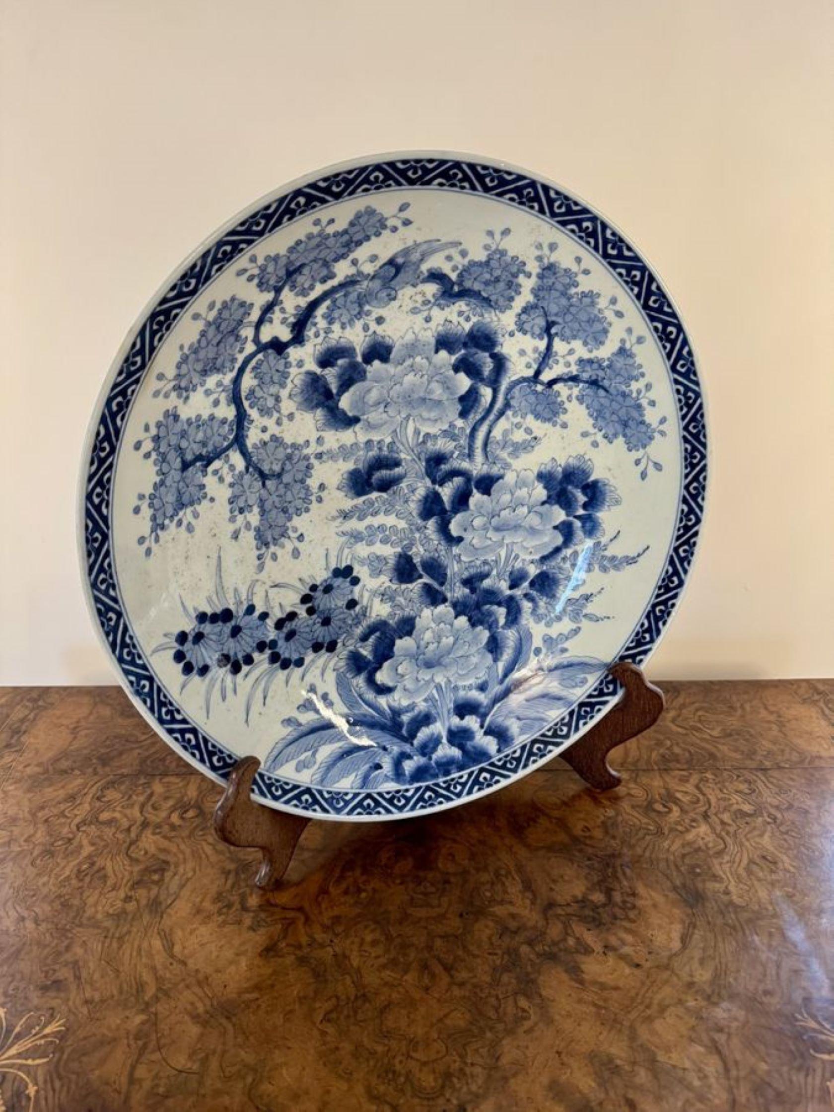 Fine quality antique Japanese blue and white imari charger In Good Condition For Sale In Ipswich, GB