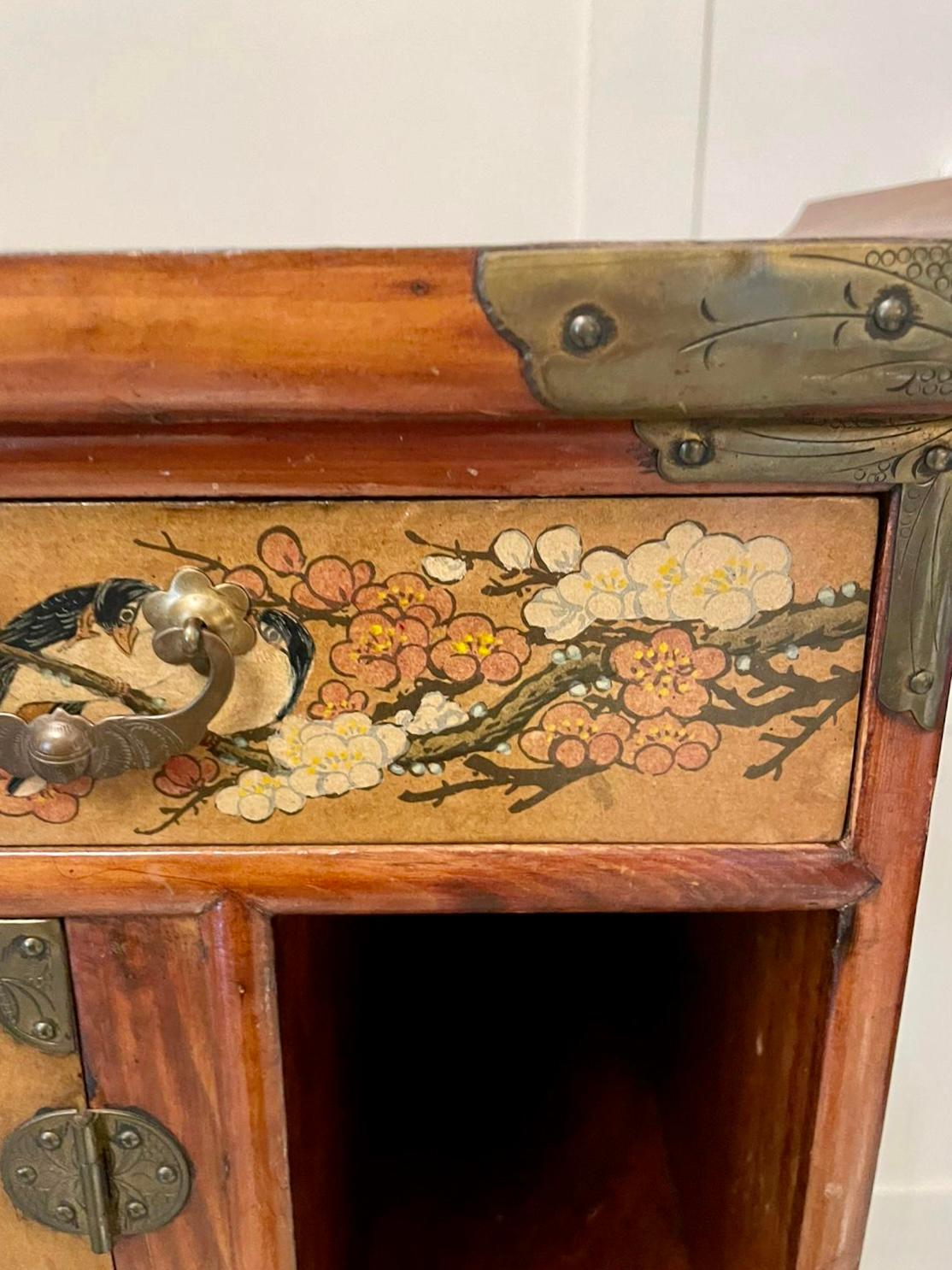 Fine Quality Antique Japanese Floral Decorated Table Cabinet 1