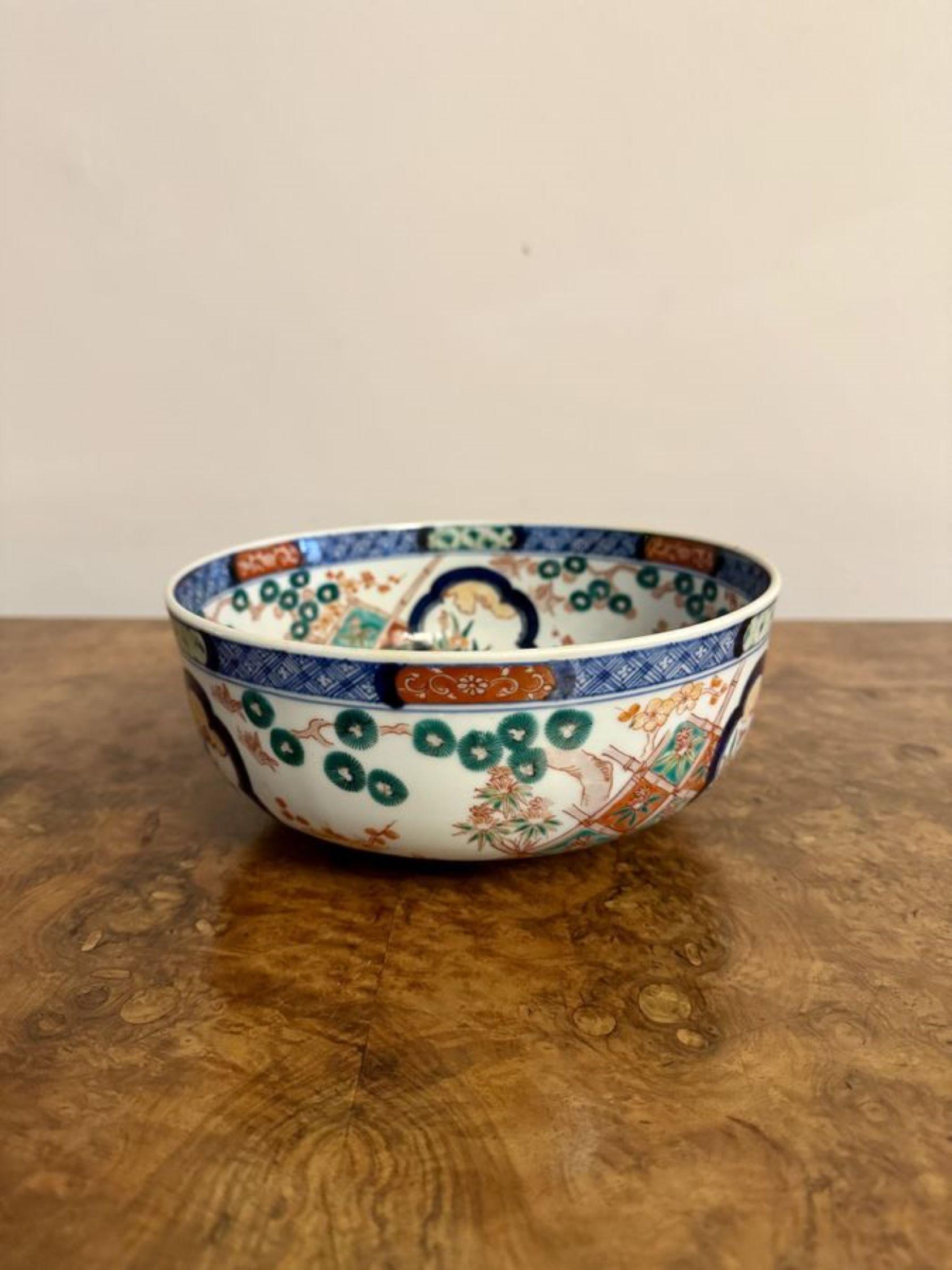 Antica ciotola imari giapponese di alta qualità con splendidi pannelli dipinti a mano con foglie, alberi e fiori nei meravigliosi colori rosso, blu, verde, oro e bianco. 


D. 1900